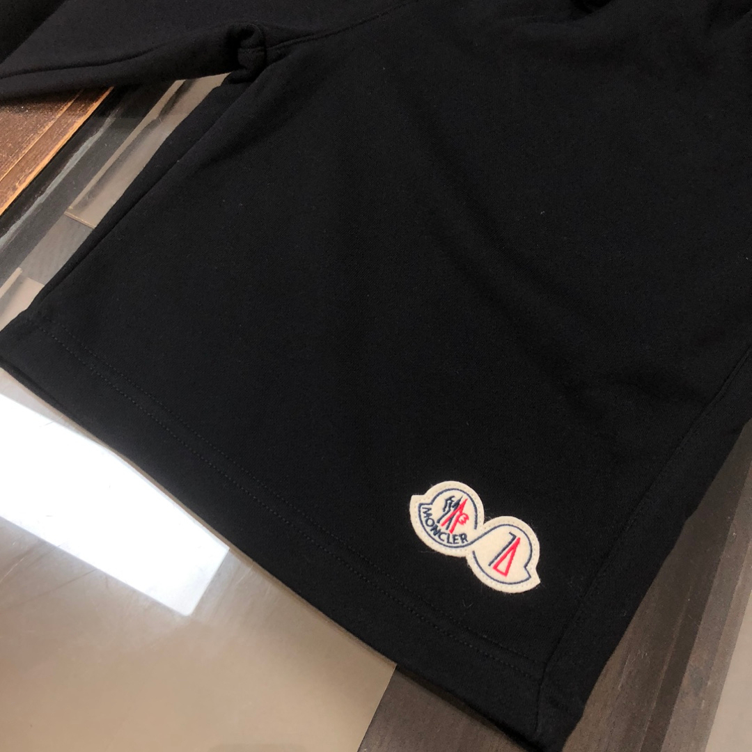 【MONCLER】ショートパンツ