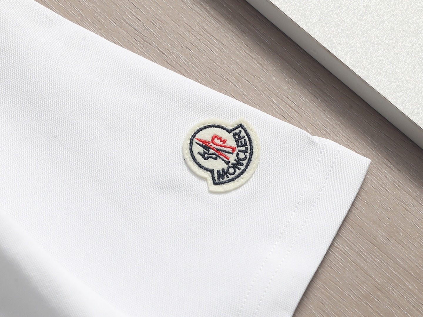 【MONCLER】刺繍半袖 T シャツ