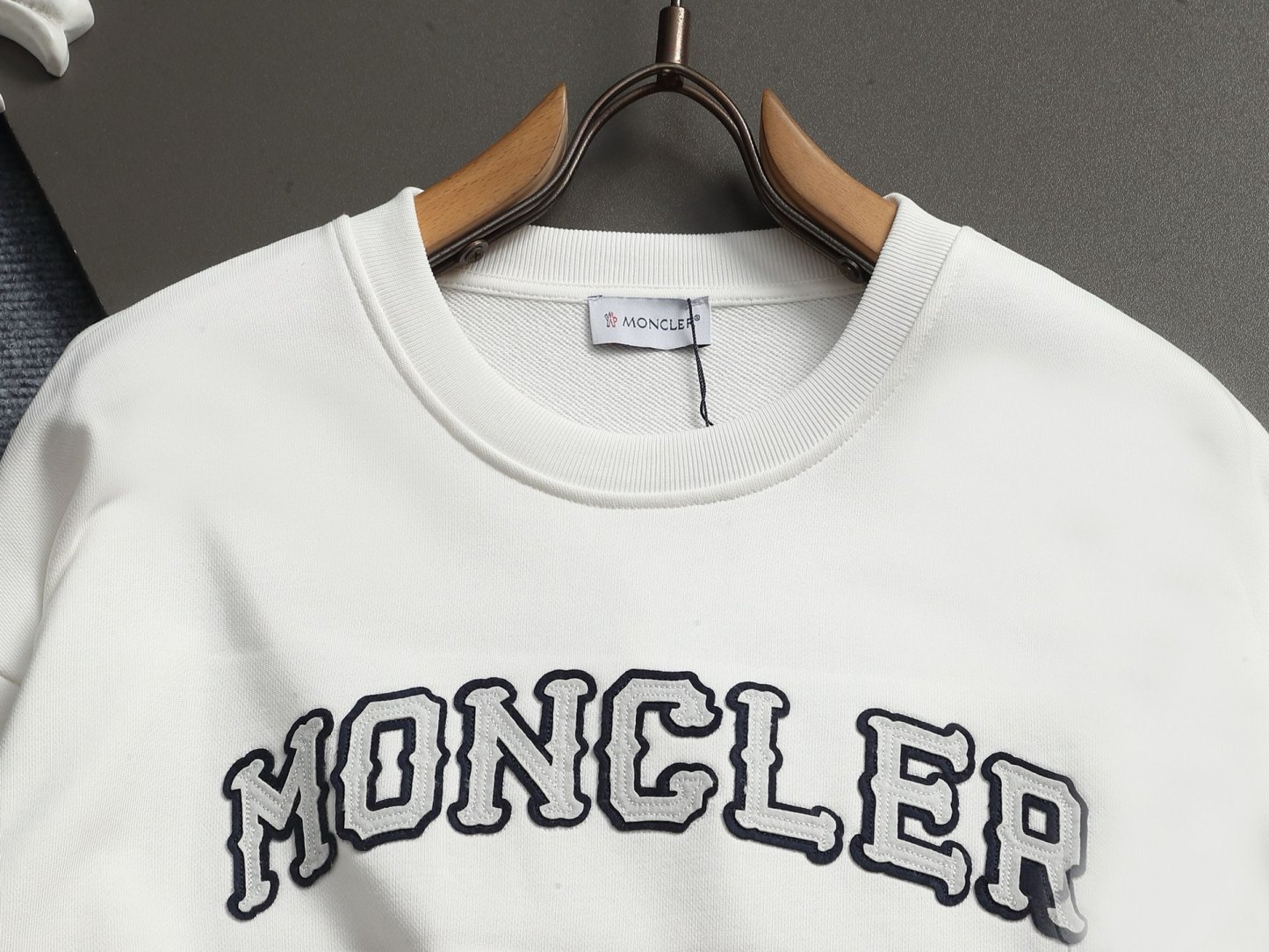 【MONCLER】刺繍長袖 T シャツ