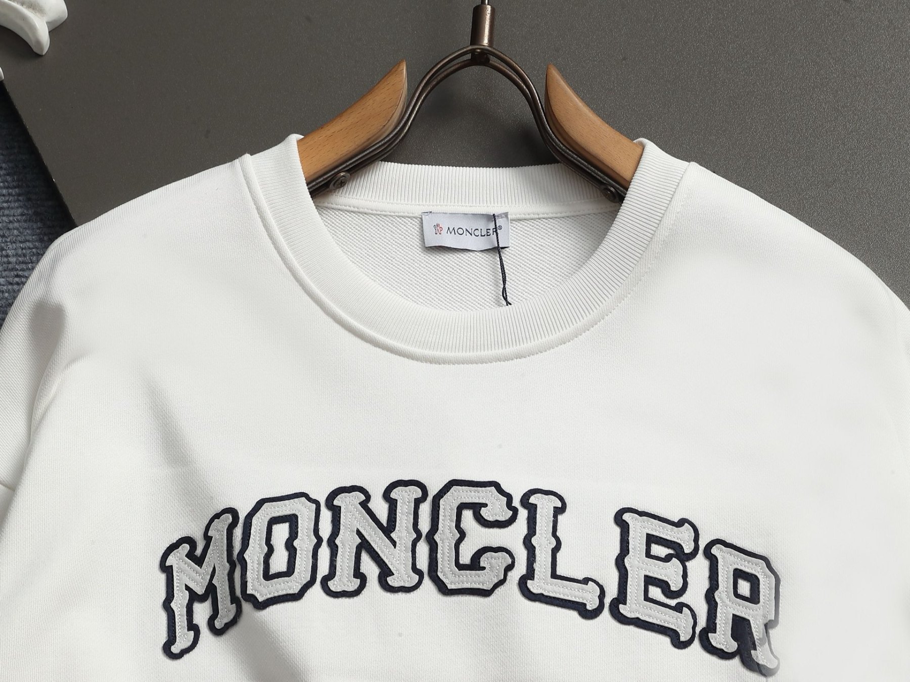【MONCLER】刺繍長袖 T シャツ