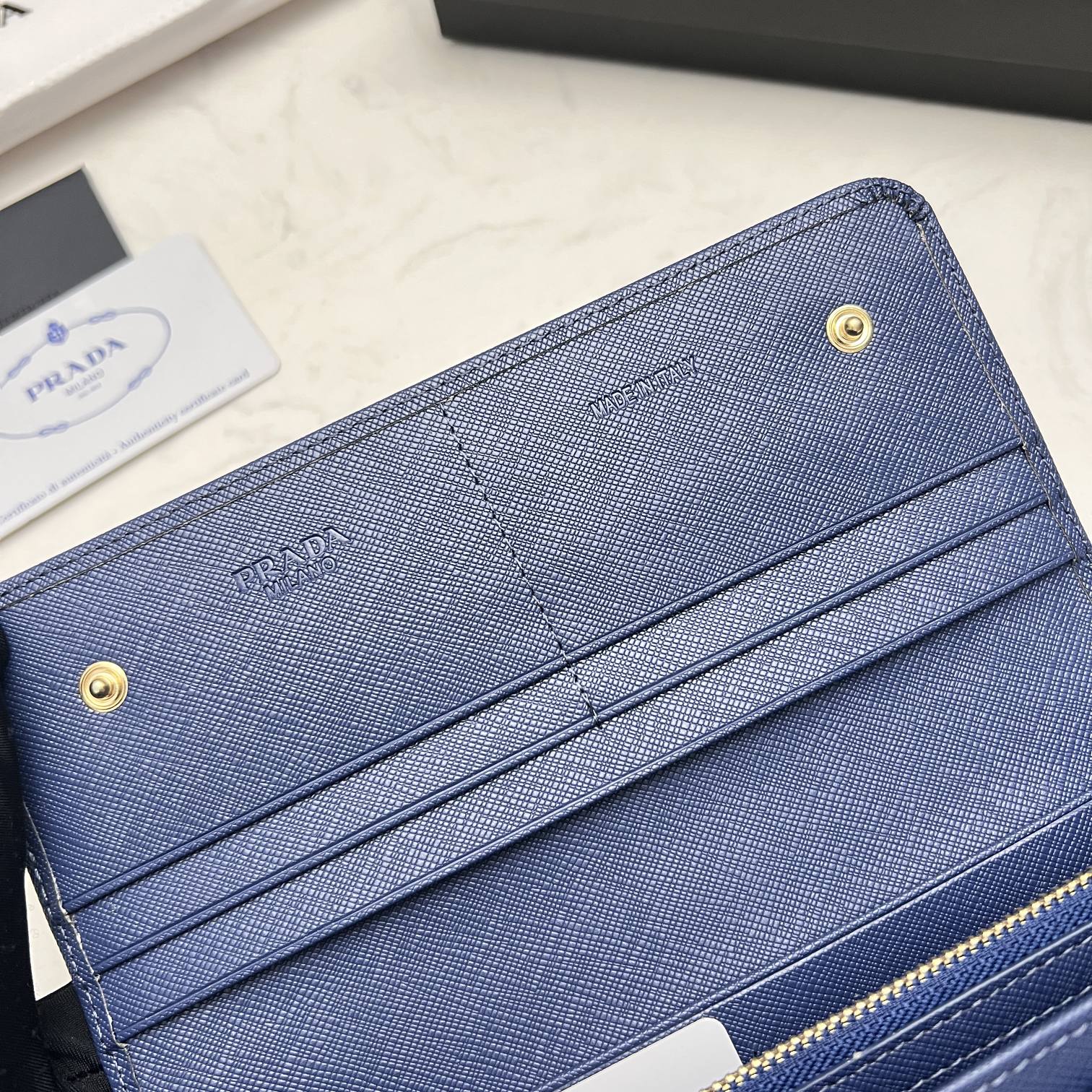 Pradaレザー コンチネンタルウォレット 財布 折財布