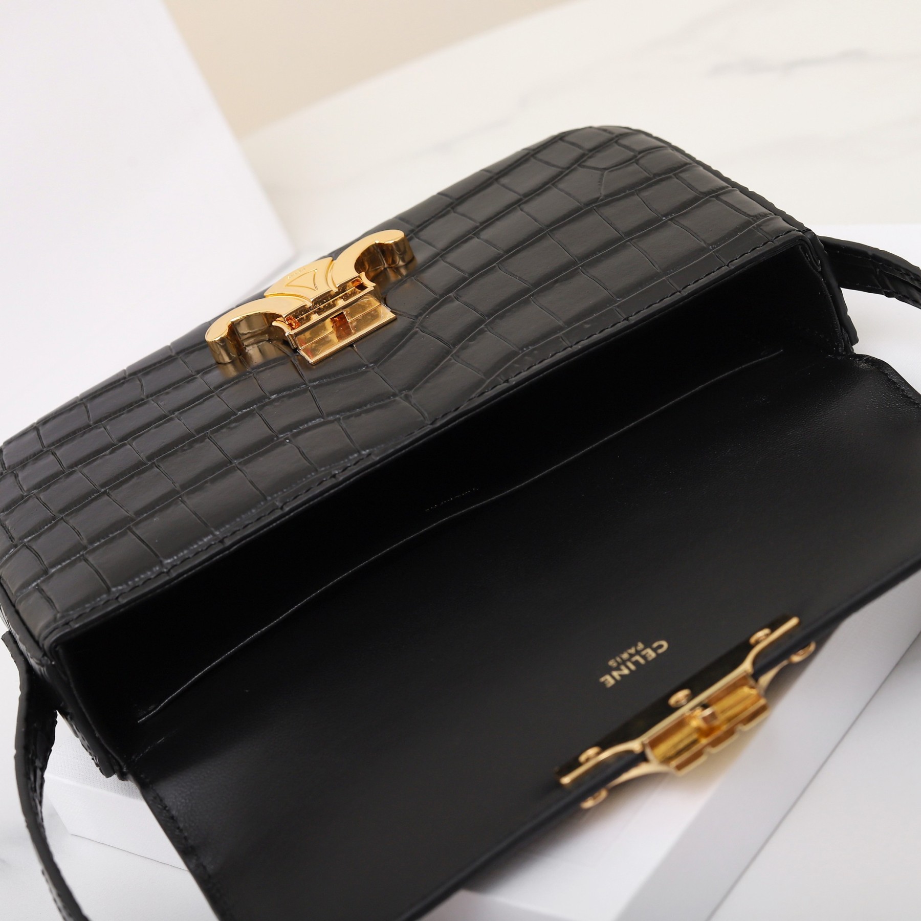 国内発 CELINE クラシック トリオンフ バッグ