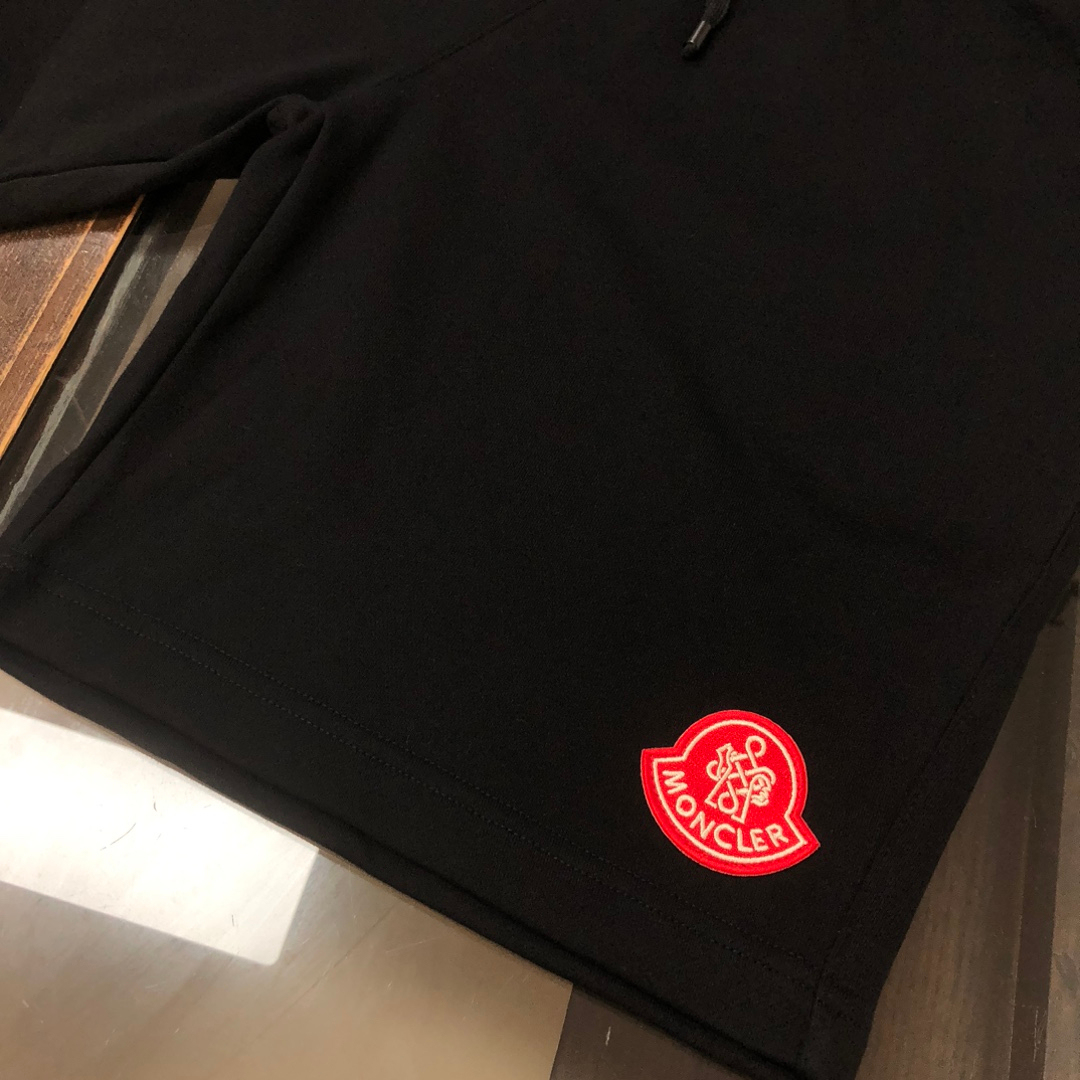 【MONCLER】ショートパンツ