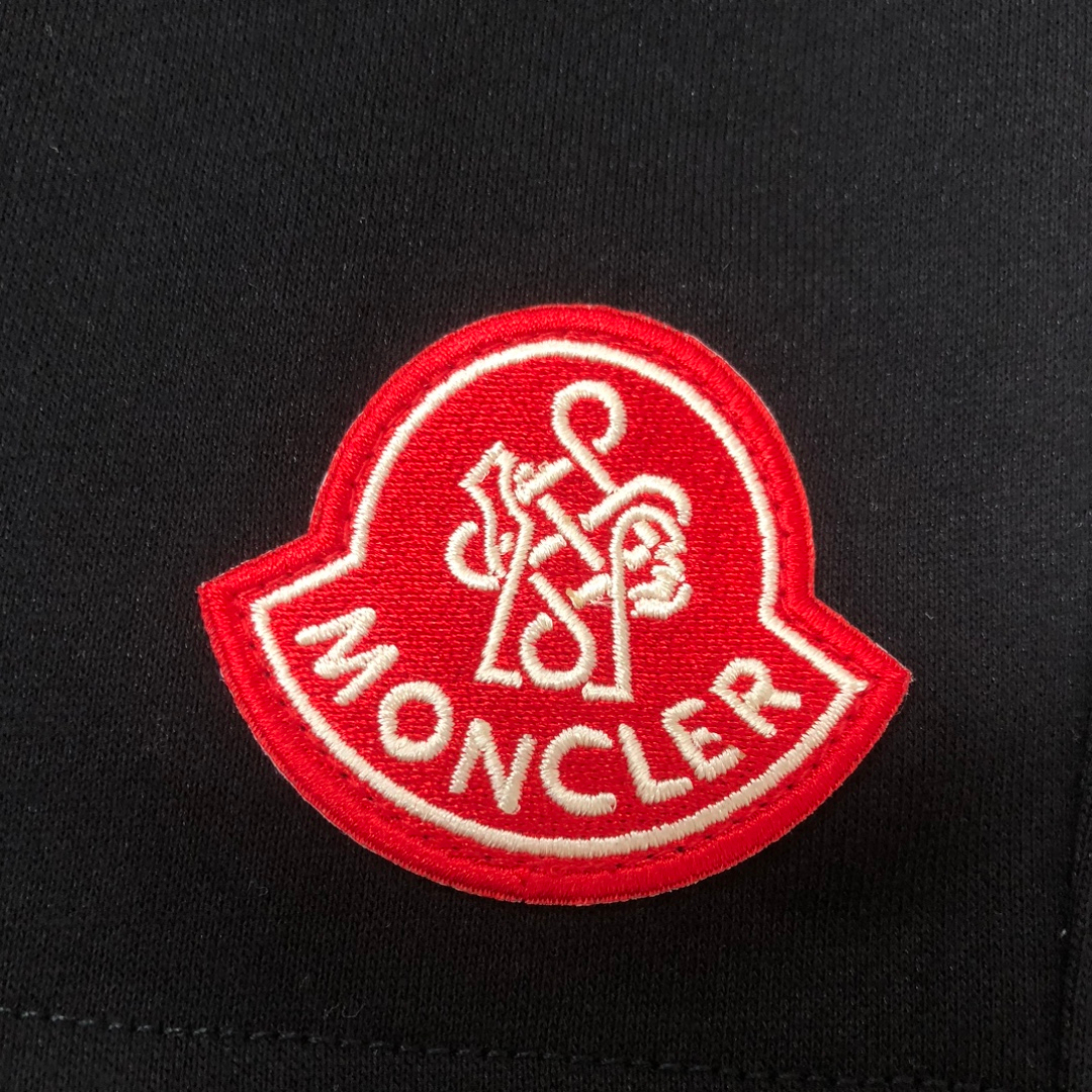 【MONCLER】ショートパンツ