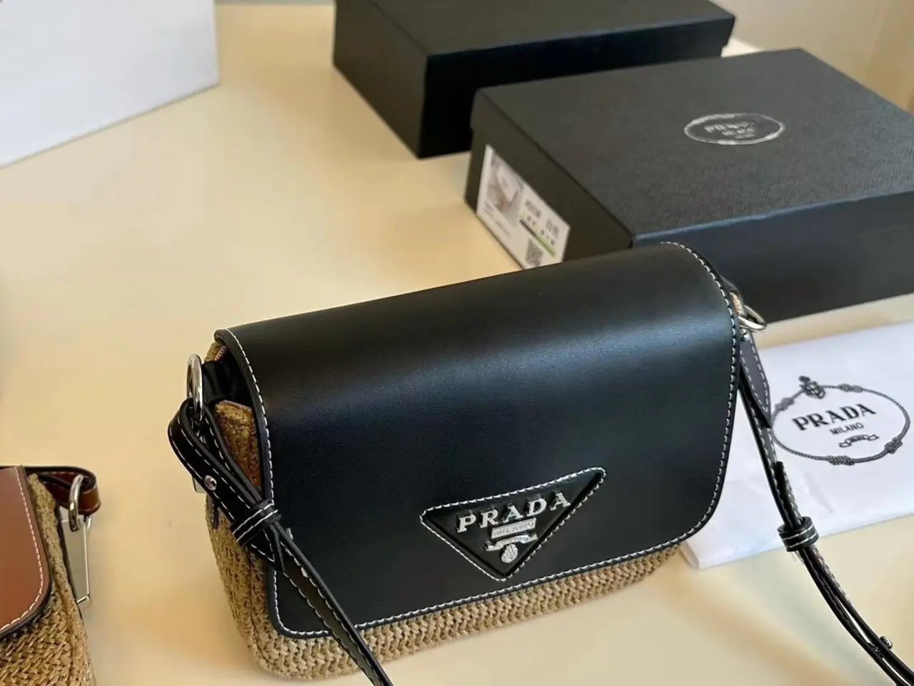 【PRADA 公式 旗艦店】プラダ 斜めがけバッグ 当日出荷 好評に付き再入荷！26*16CM 240719