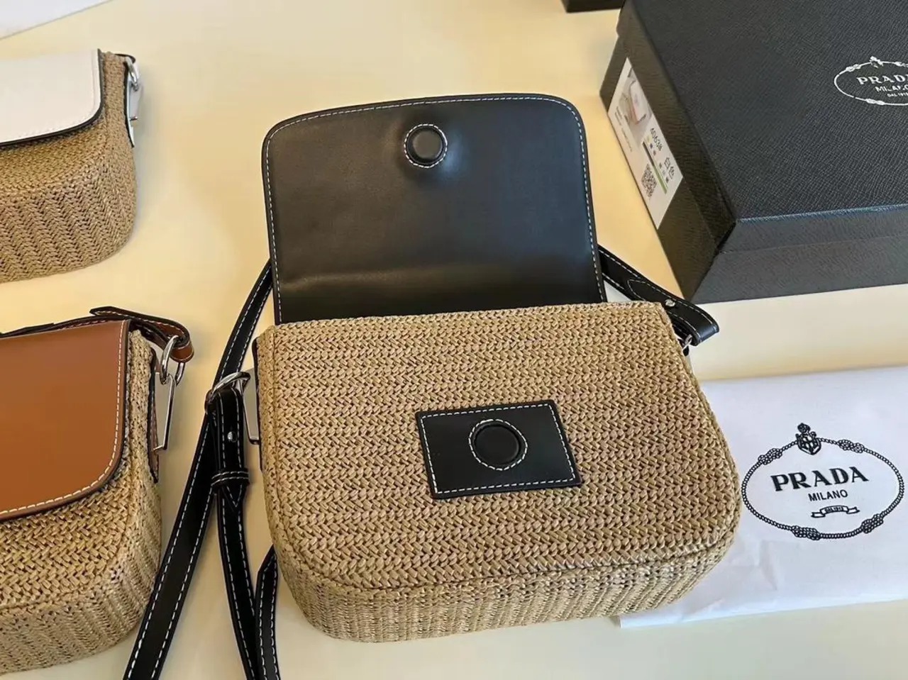【PRADA 公式 旗艦店】プラダ 斜めがけバッグ 当日出荷 好評に付き再入荷！26*16CM 240719