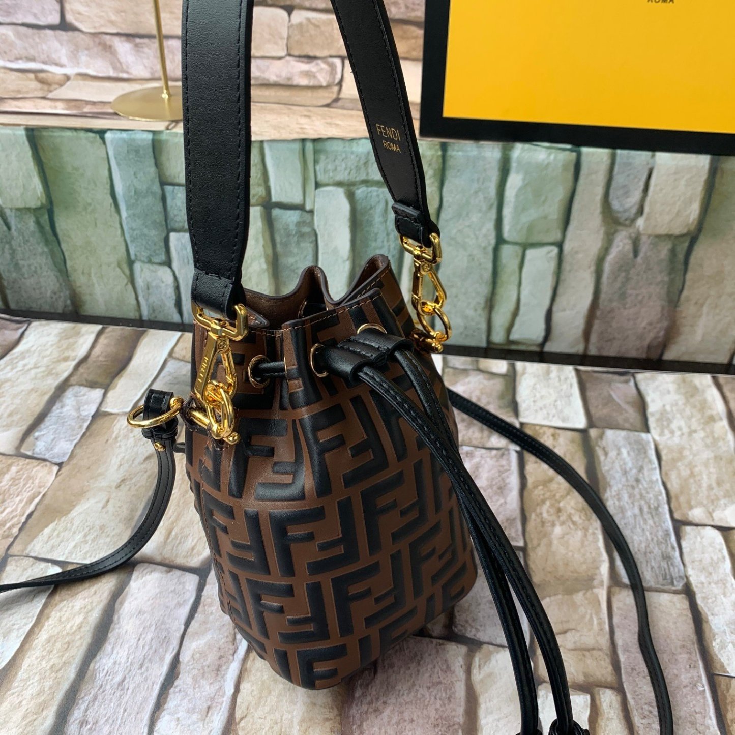 FENDI（フェンディ） メッセンジャーバッグ18X12X10CM