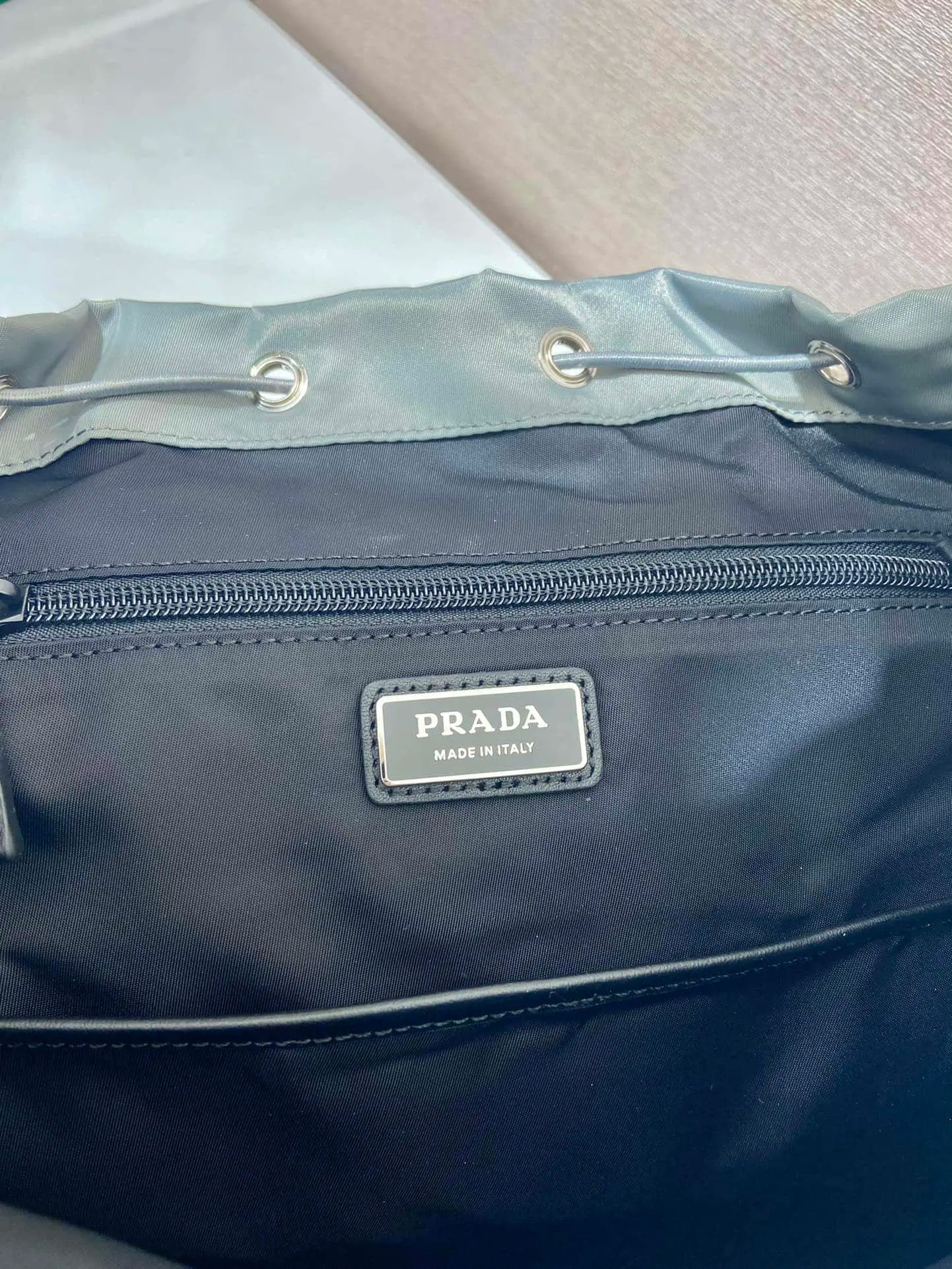 PRADAの新作キャットウォークモデル🎉2VZ108 ショルダーバッグ/ショルダーバッグ グレー