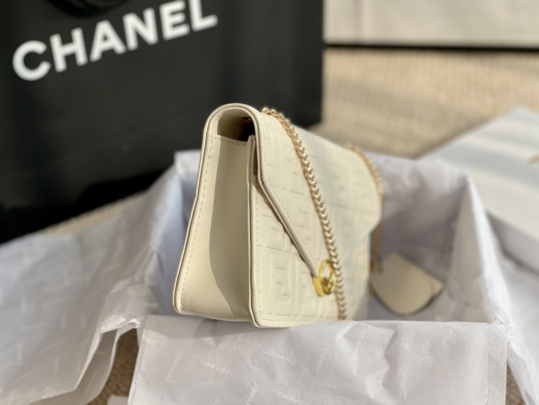 FENDI （フェンディ） メッセンジャーバッグ 20*14CM