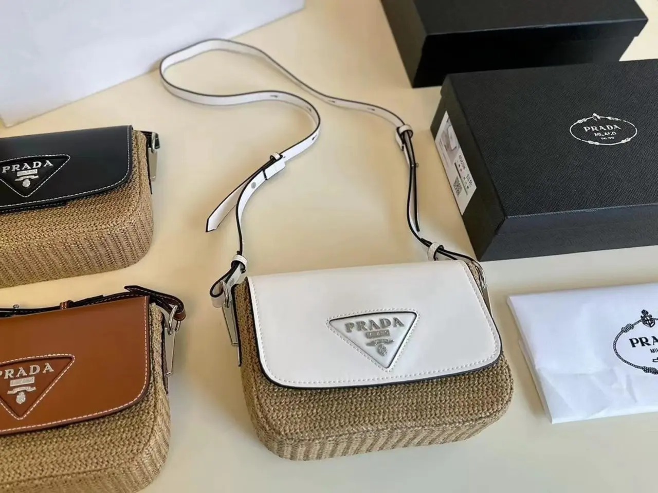 【PRADA 公式 旗艦店】プラダ 斜めがけバッグ 当日出荷 好評に付き再入荷！26*16CM 240719