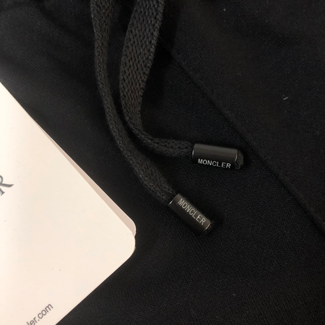 【MONCLER】ショートパンツ