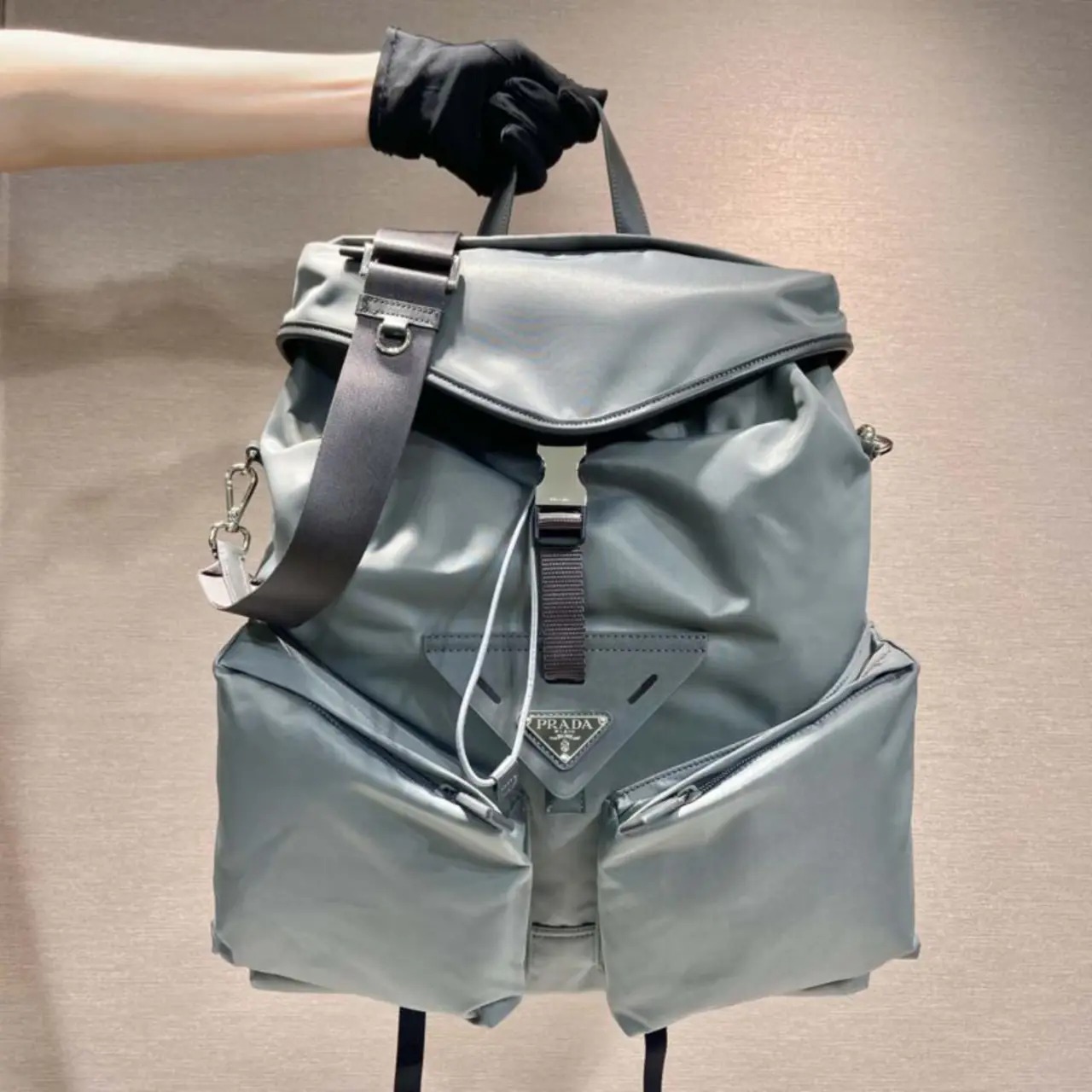 PRADAの新作キャットウォークモデル🎉2VZ108 ショルダーバッグ/ショルダーバッグ グレー