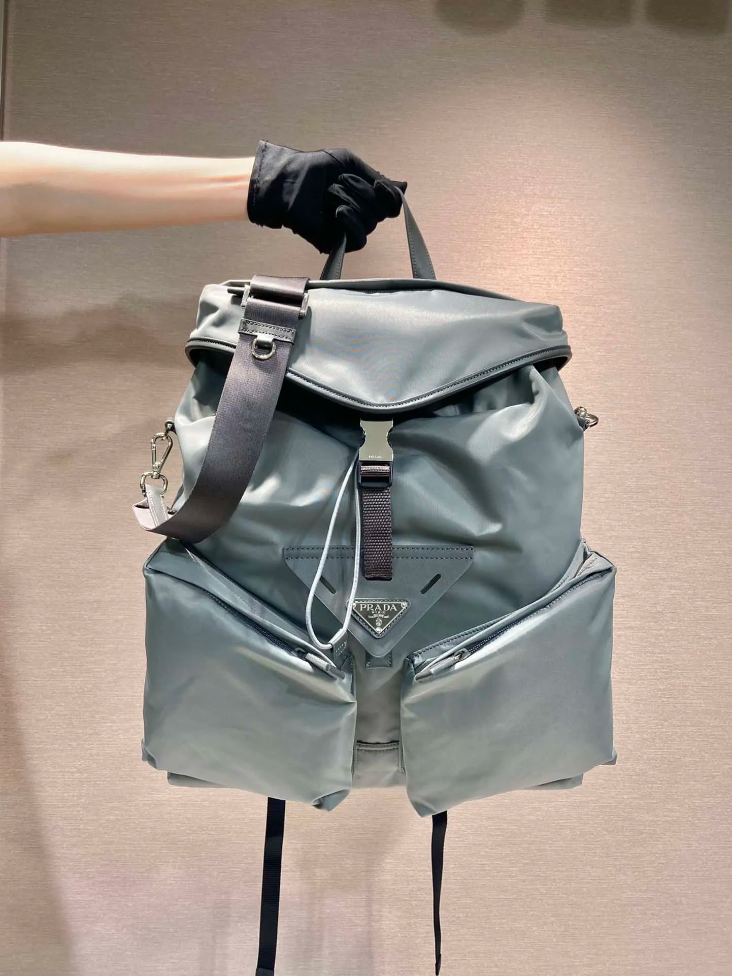 PRADAの新作キャットウォークモデル🎉2VZ108 ショルダーバッグ/ショルダーバッグ グレー