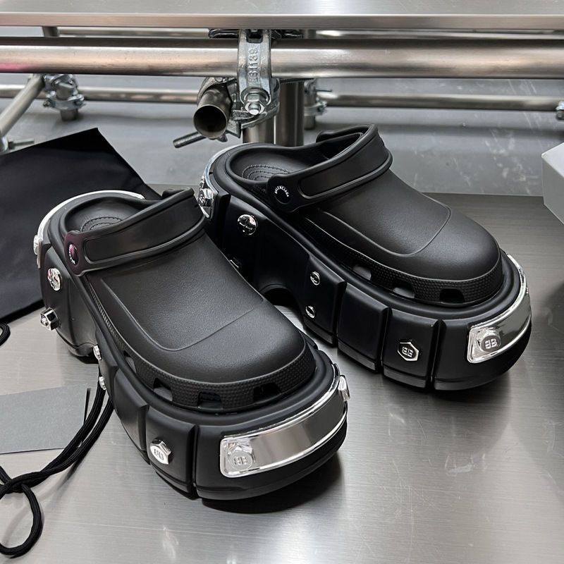 【BALENCIAGA 海外ブランド直営店】*HOT*男の子も女の子も着られます HARDCROCS™ ミュール