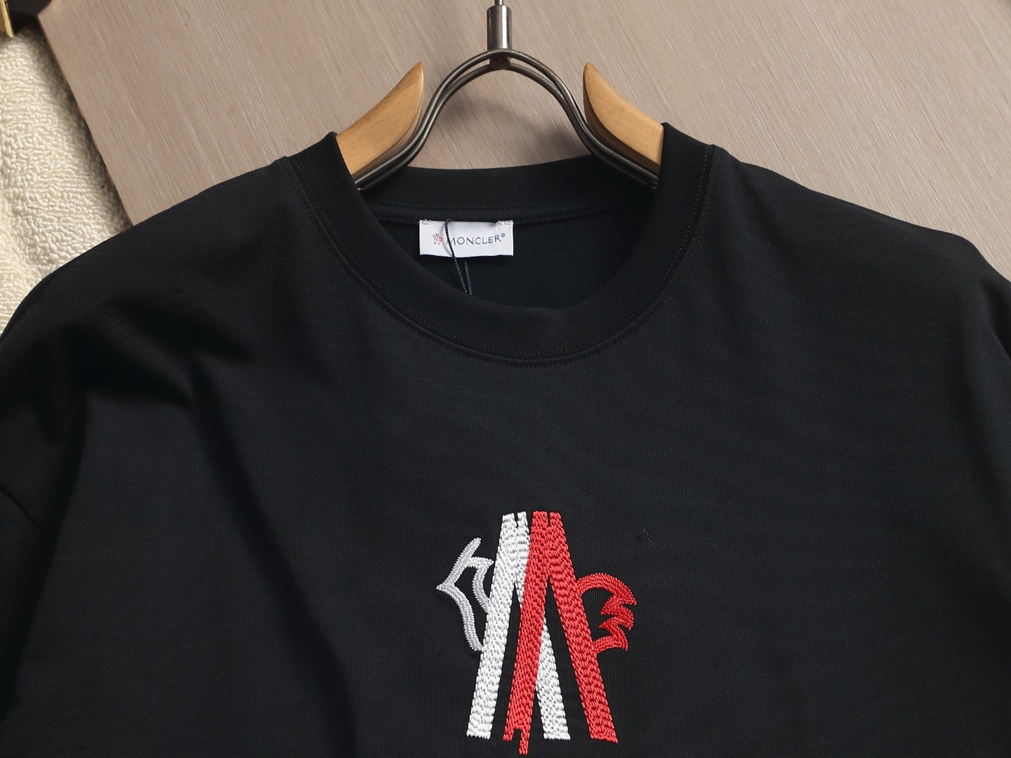 【MONCLER】刺繍半袖 T シャツ