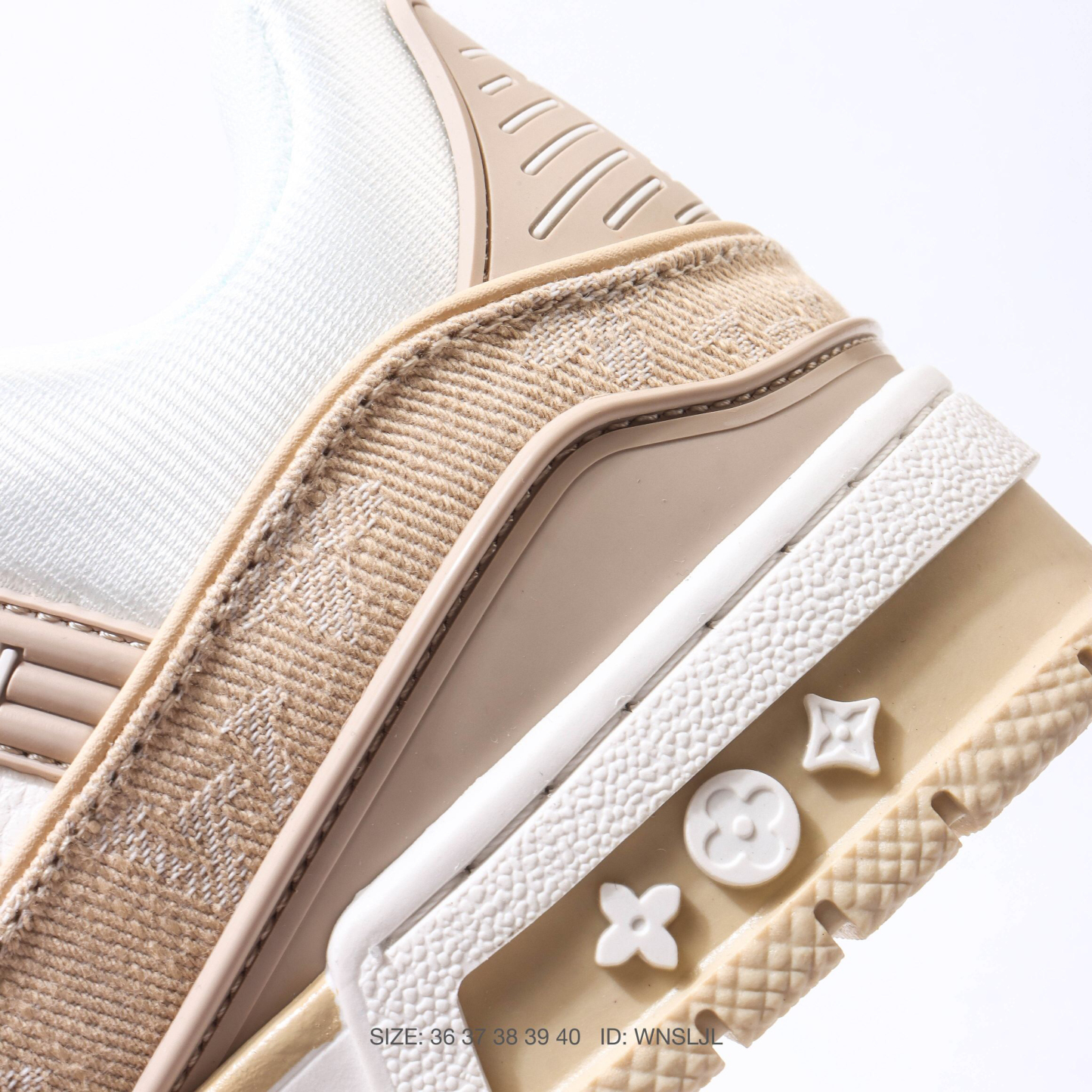 LOUIS VUITTON LV Trainer モノグラムデニム ベージュ × ホワイト