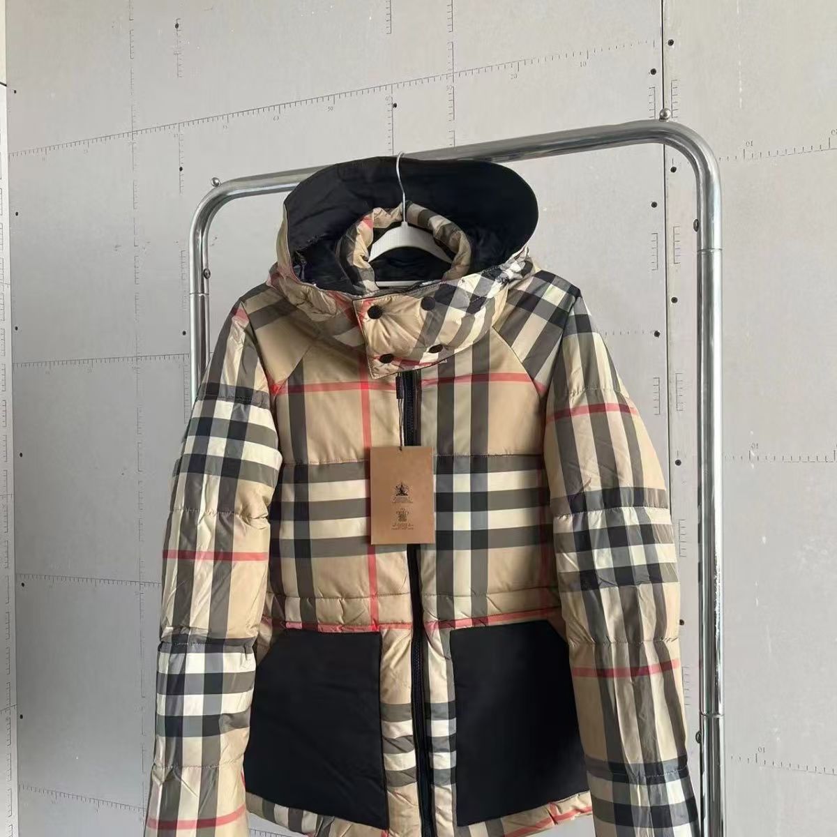 【BUREERRY公式 旗艦店】（バーバリー）ダウンジャケット、ご好評に付き再入荷！！-BRAND OFF