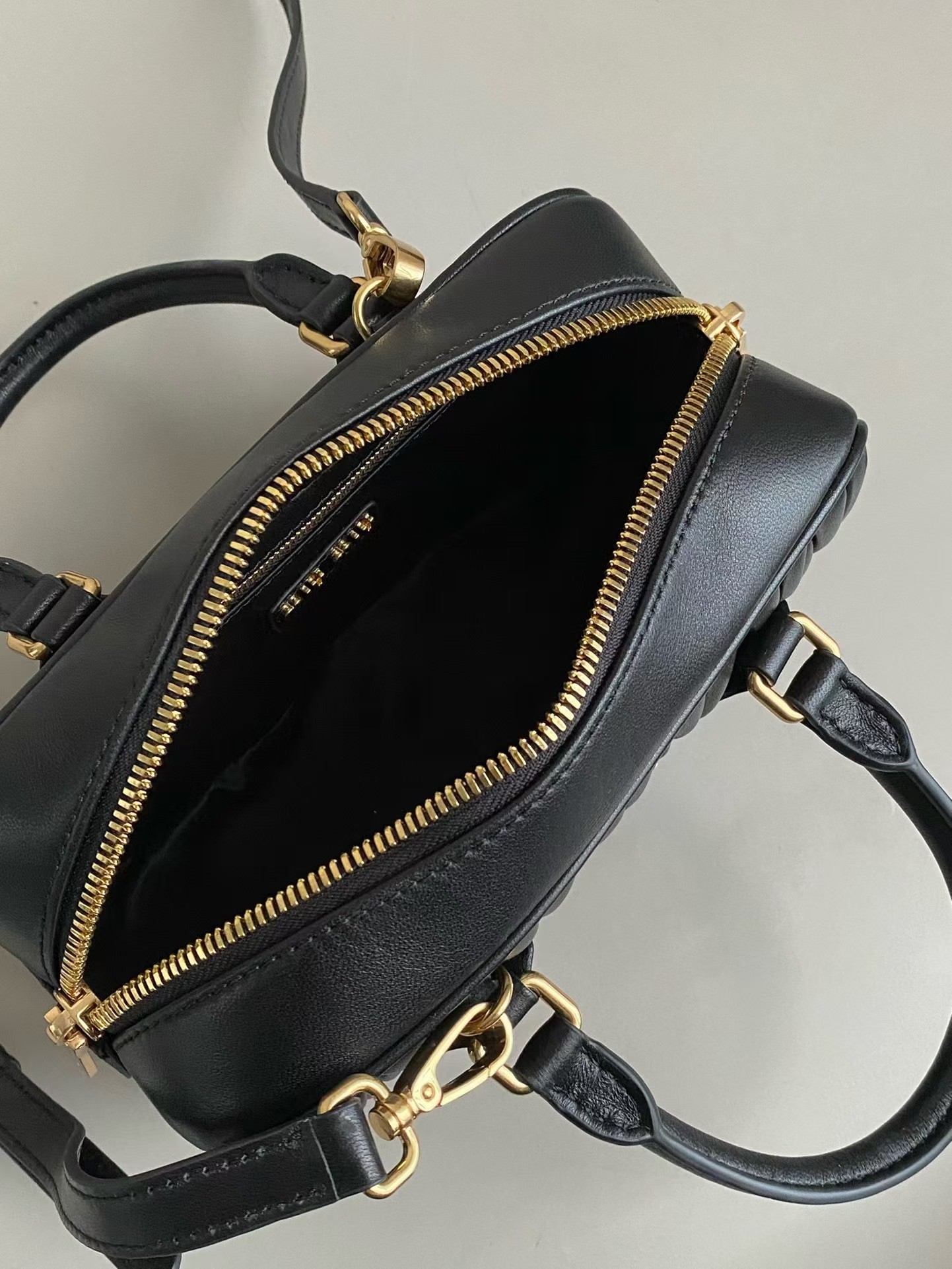 【MIU MIU公式旗艦店】レディースバッグ 22*10.5*7.5CM-BRAND OFF