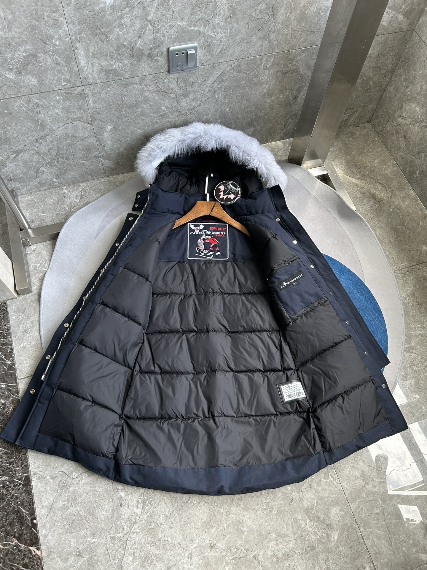 【MOOSE KNUCKLES 公式旗艦店】レディース ロングダウンジャケット ご好評に付き再入荷！-BRAND OFF