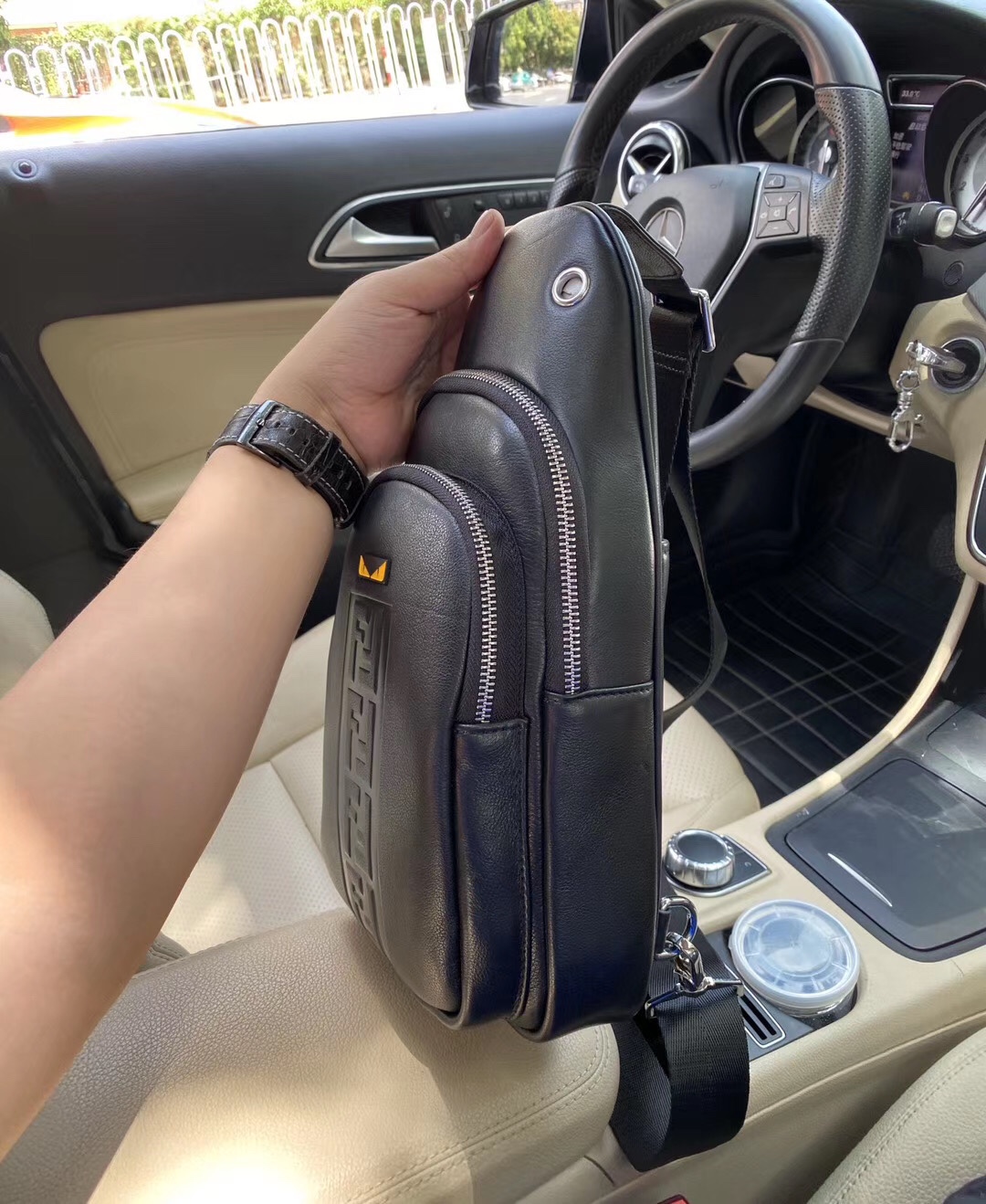 【FENDI 公式旗艦店】フェンディ 胸ポケット 当日出荷 好評に付き再入荷！18*28*6CM-BRAND OFF