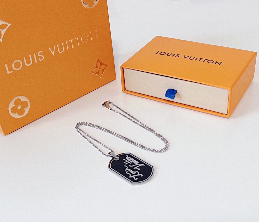 LOUIS VUITTON（ルイヴィトン） Signature Tabネックレス-BRAND OFF