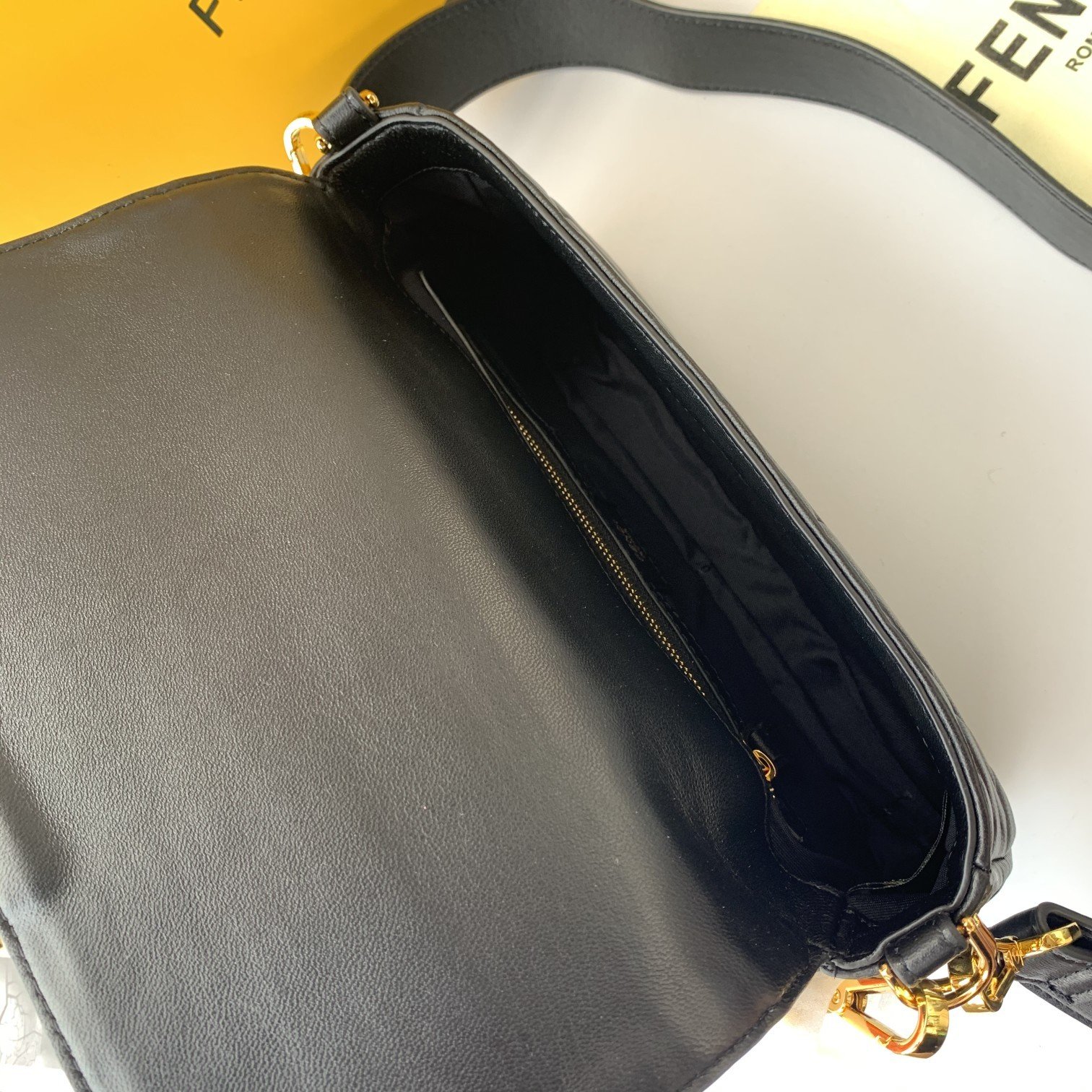 FENDI（フェンディ） メッセンジャーバッグ 26X14X4 CM-BRAND OFF