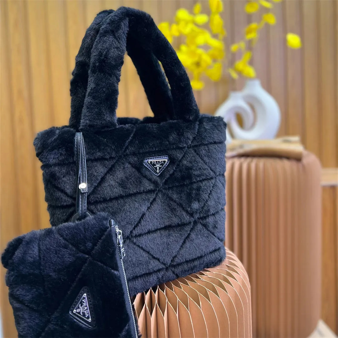 雑誌掲載で大人気★PRADA★【2022秋冬新作】Shearling tote☆シャーリングトート（付属品：財布）-BRAND OFF
