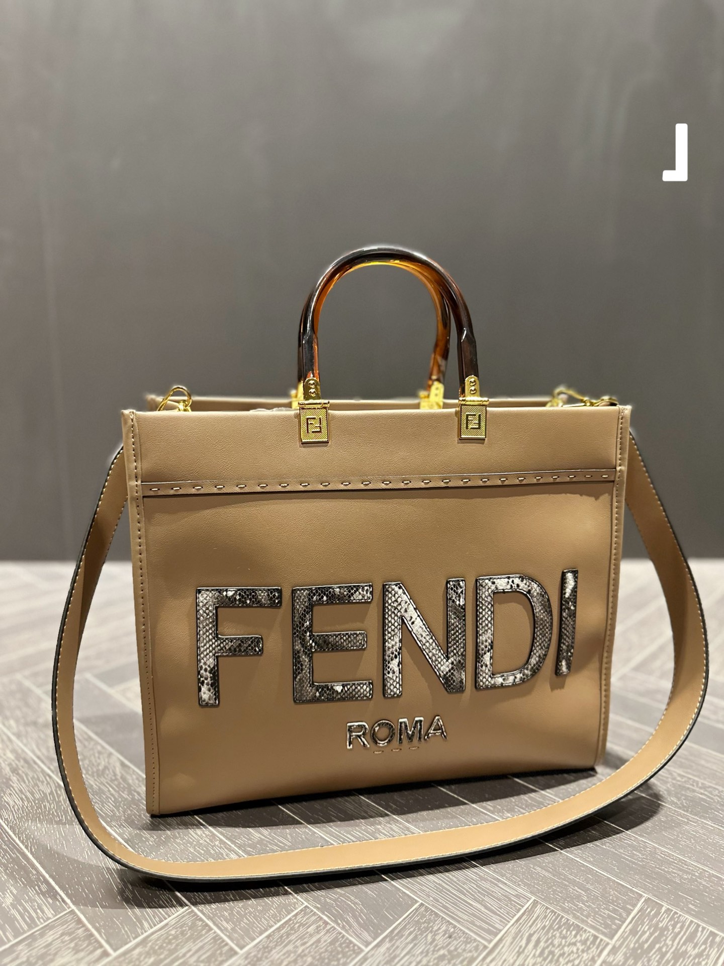 【FENDI 公式 旗艦店】 フェンディ ショルダーバッグ 当日出荷 好評に付き再入荷！23*11*22CM-BRAND OFF