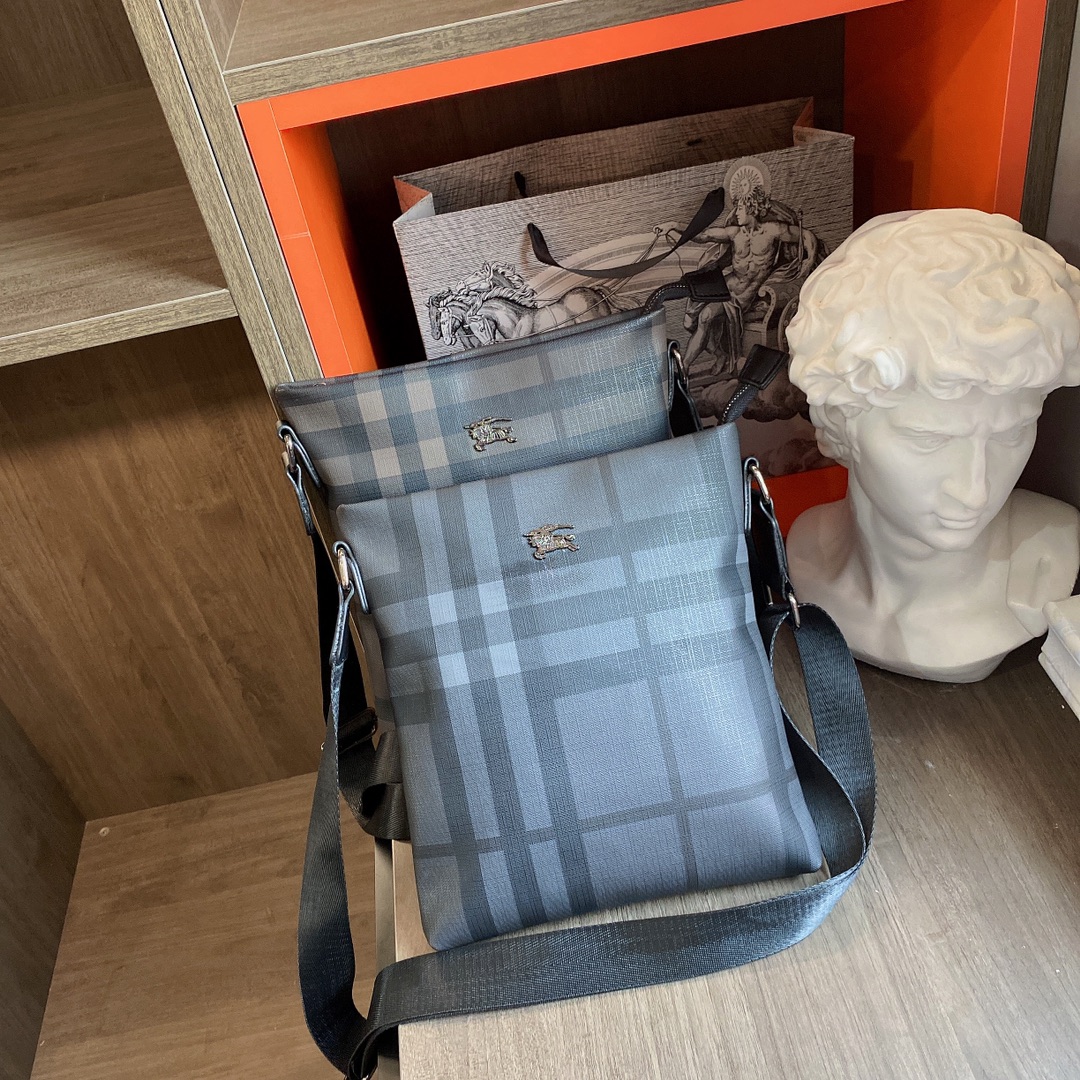 BURBERRY （バーバリー） メッセンジャーバッグ 25X23CM-BRAND OFF