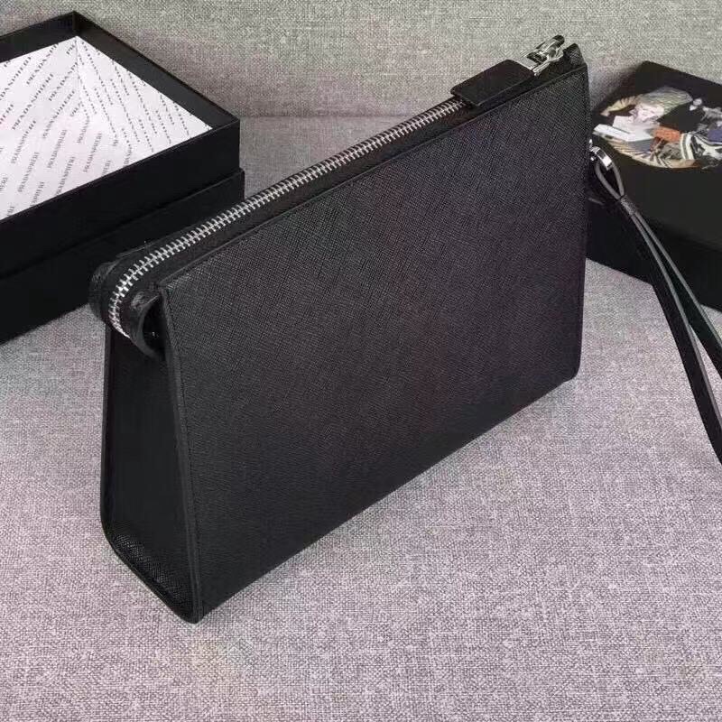 【PRADA 公式旗艦店】プラダ クラッチバッグ 当日出荷 好評に付き再入荷！24*18*6CM