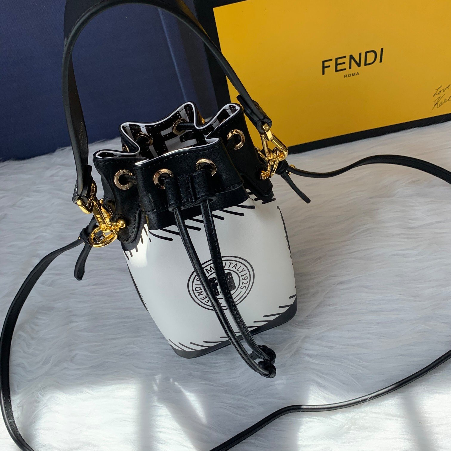 FENDI（フェンディ） メッセンジャーバッグ18X12X10CM-BRAND OFF