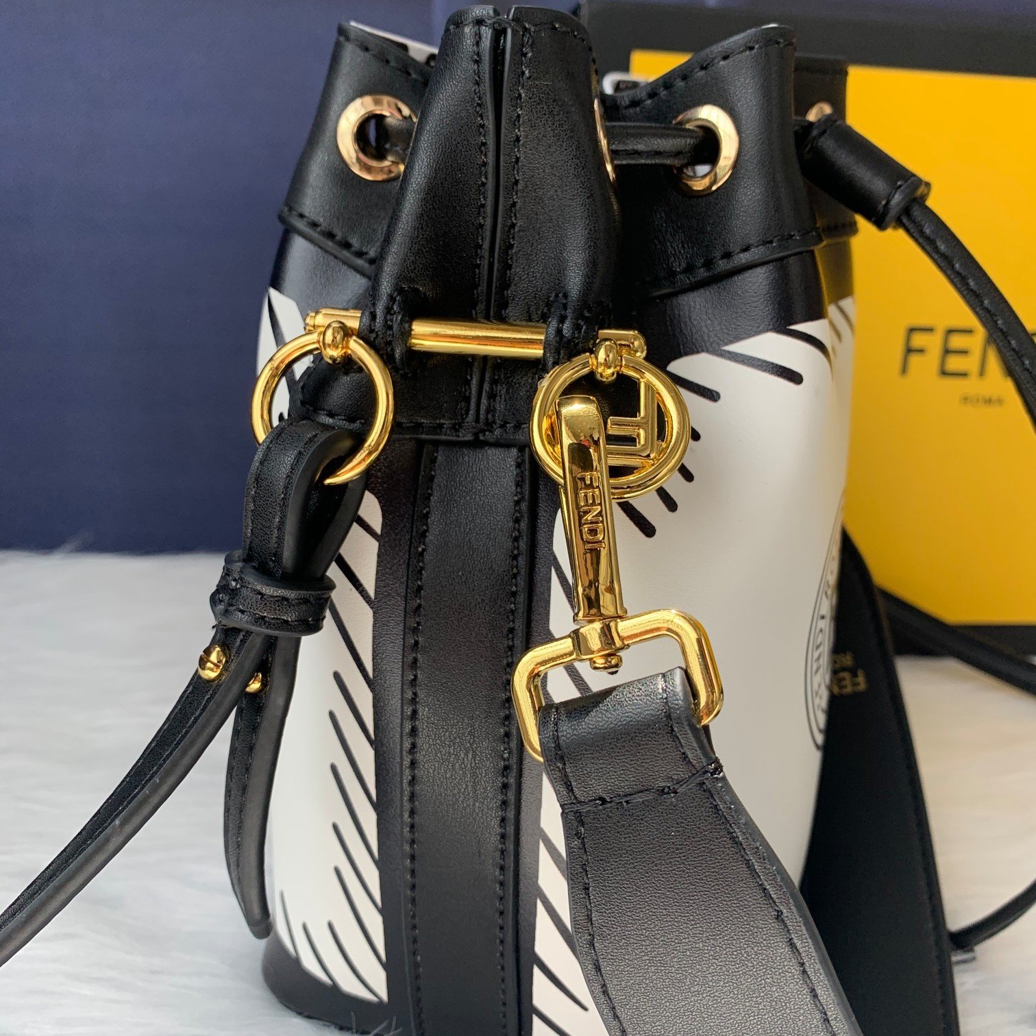 FENDI（フェンディ） メッセンジャーバッグ18X12X10CM-BRAND OFF