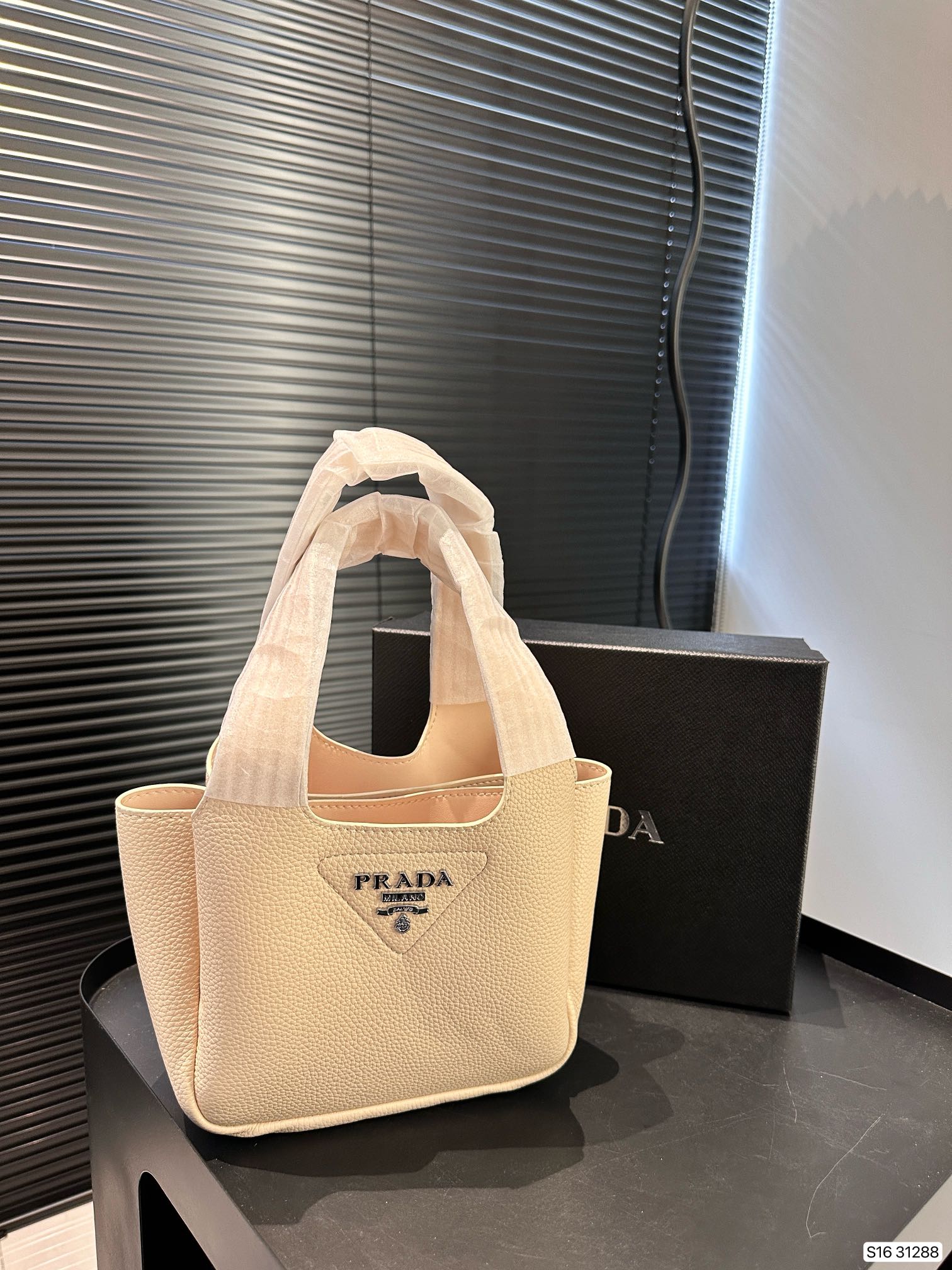 【PRADA 公式旗艦店】プラダ ハンドバッグ 当日出荷 好評に付き再入荷！17*15CM-BRAND OFF
