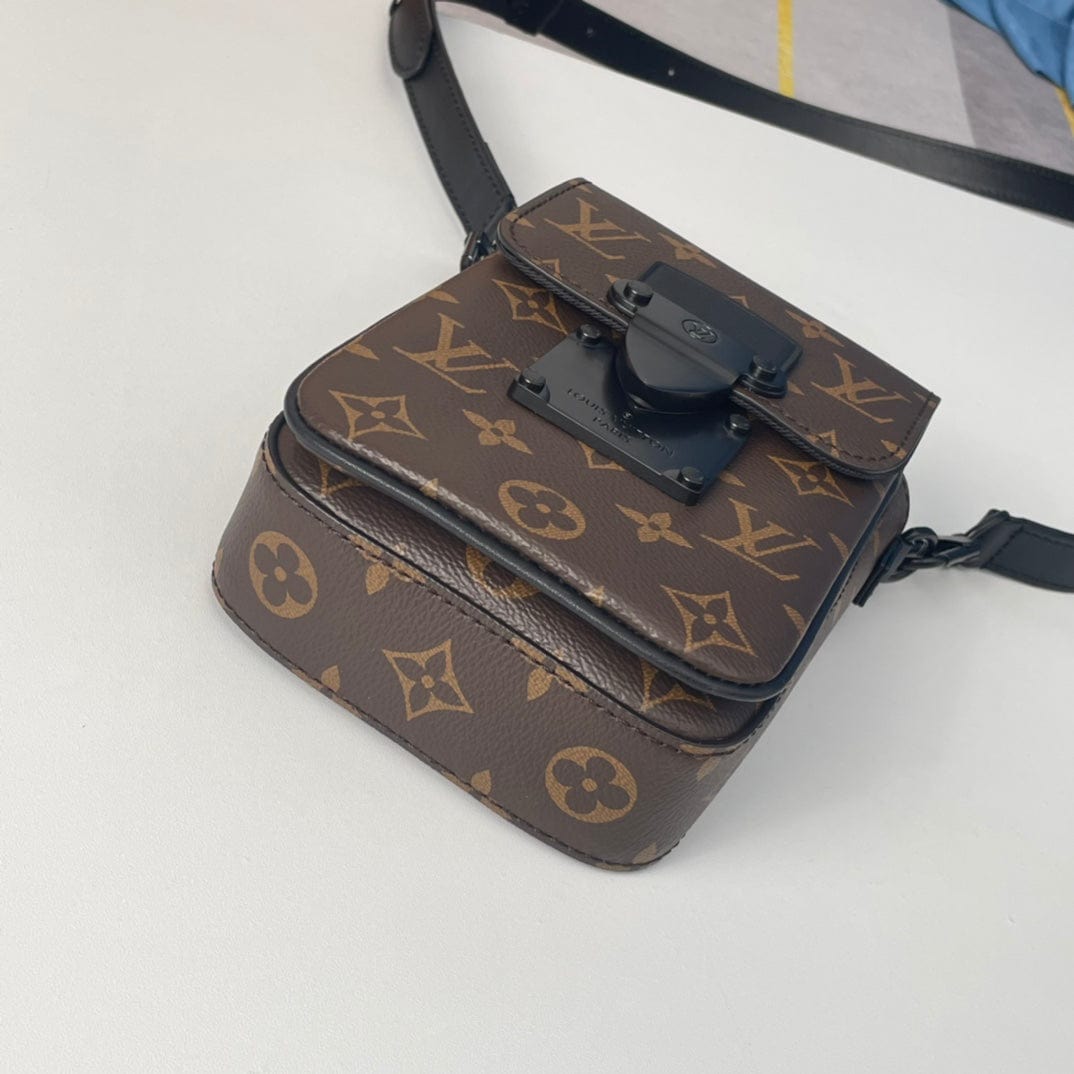 LOUIS VUITTO Sロック ヴェルティカル・ウエアラブル ウォレットM81522-BRAND OFF