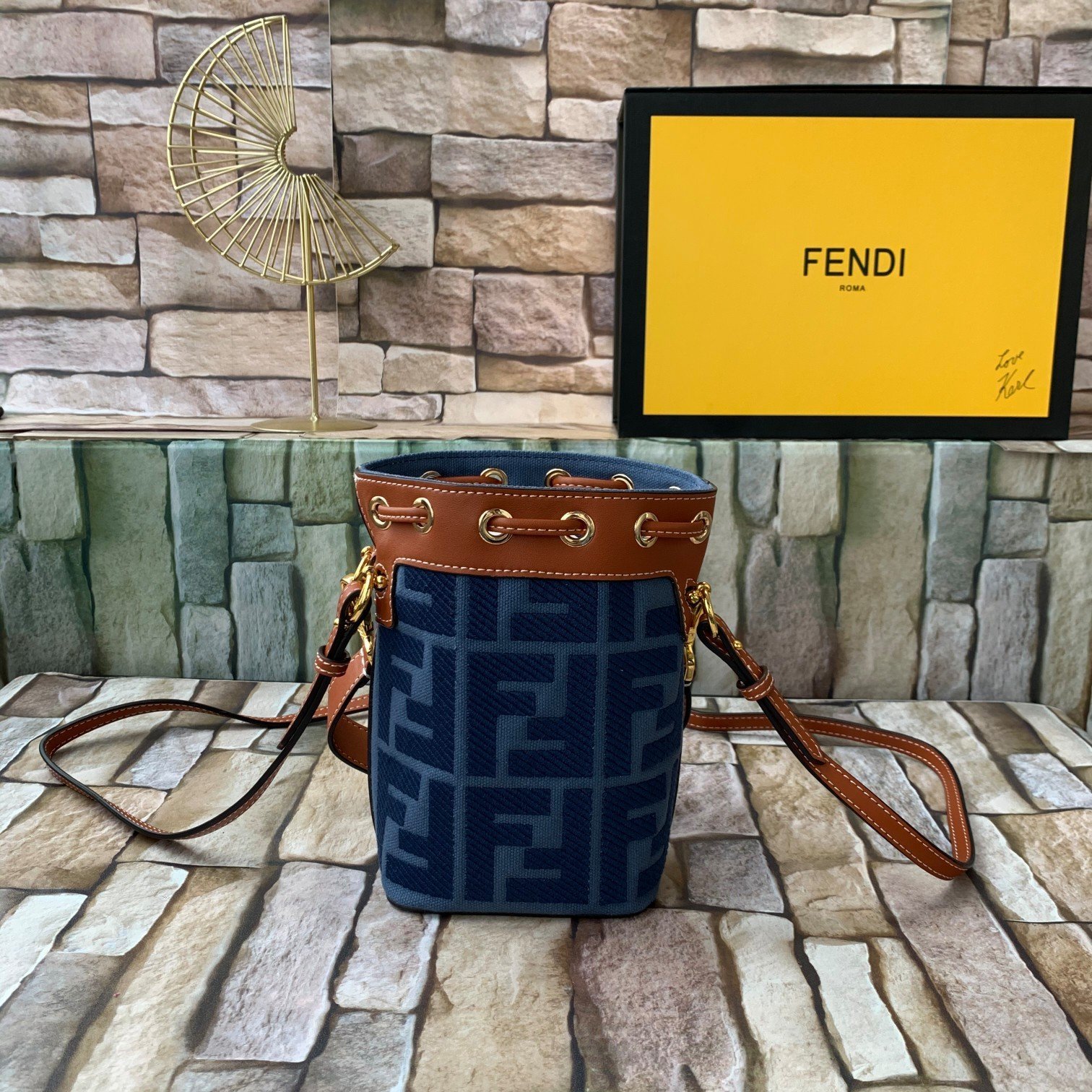 FENDI（フェンディ） メッセンジャーバッグ18X12X10CM-BRAND OFF