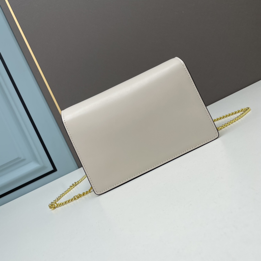【FENDI 公式 旗艦店】フェンディ ショルダーバッグ 当日出荷 好評に付き再入荷！20*13*6CM-BRAND OFF
