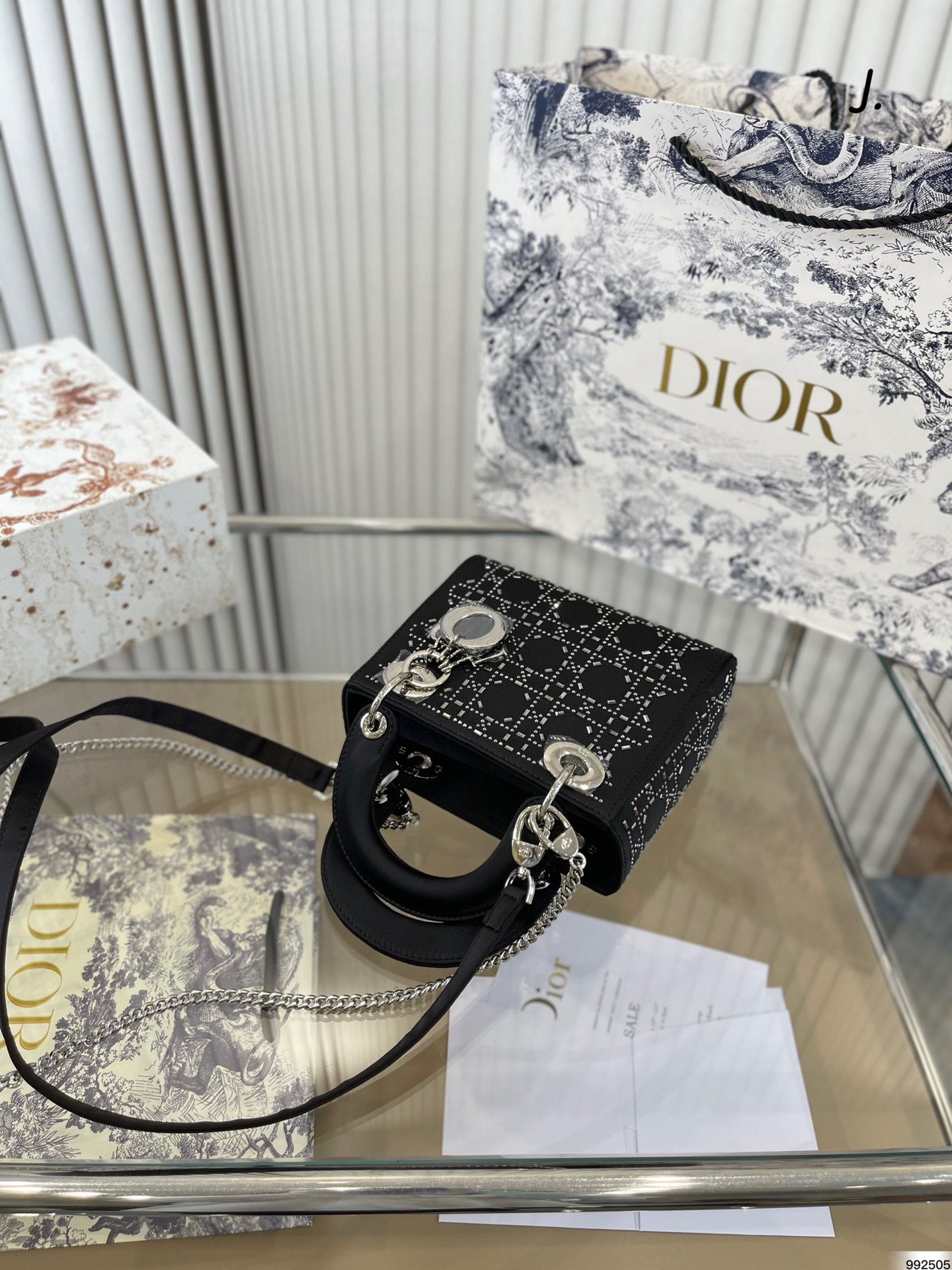 大人気♪ギフトDiorディオール定番の妃サテンバッグ-BRAND OFF