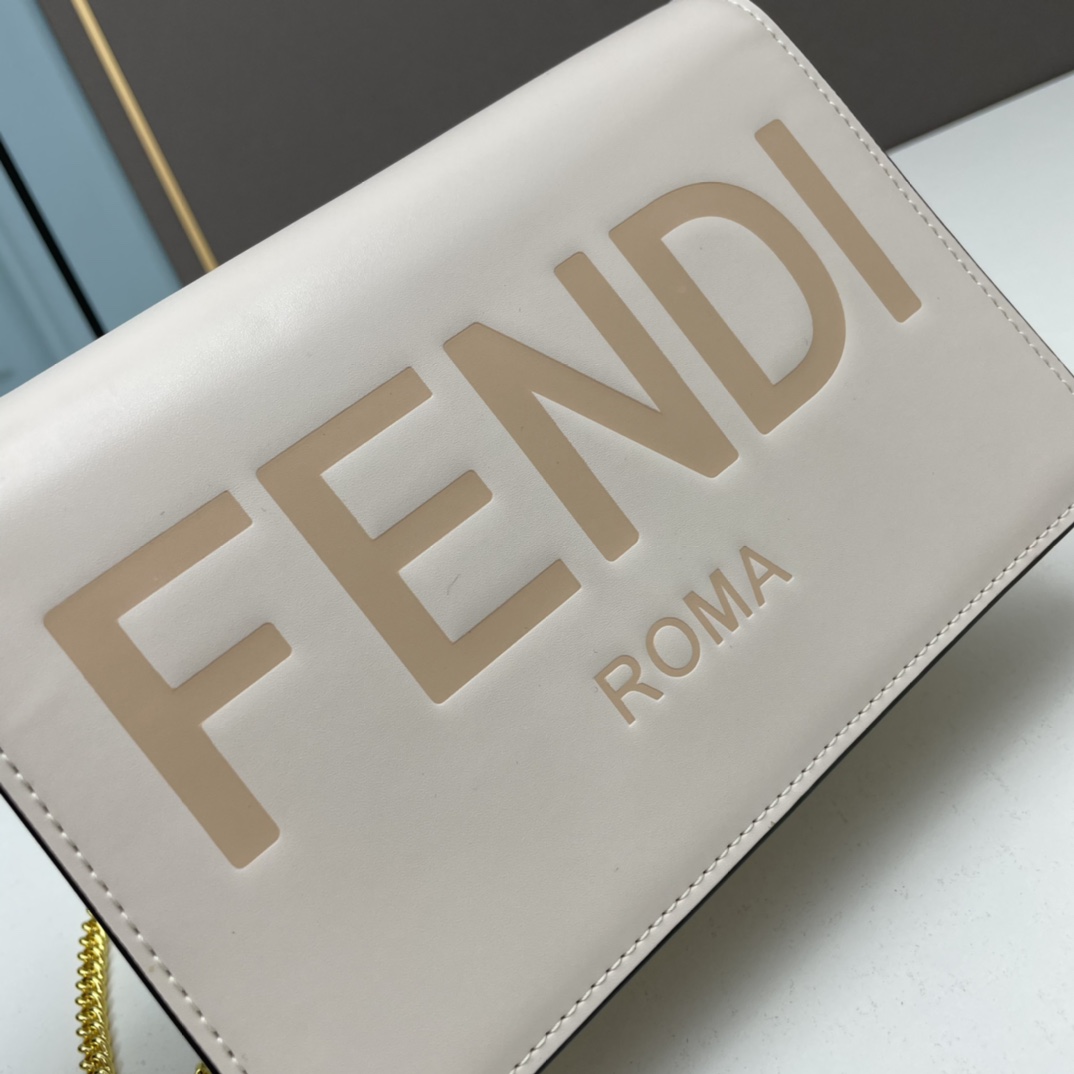 【FENDI 公式 旗艦店】フェンディ ショルダーバッグ 当日出荷 好評に付き再入荷！20*13*6CM-BRAND OFF