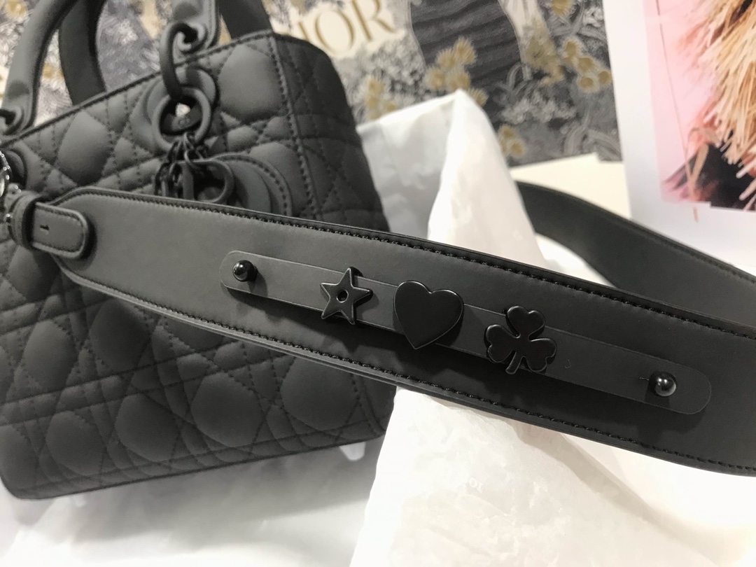 【超入手困難！ほしい！】Lady Dior 💫 4文字アルファベットのつや消しホワイト牛革-BRAND OFF