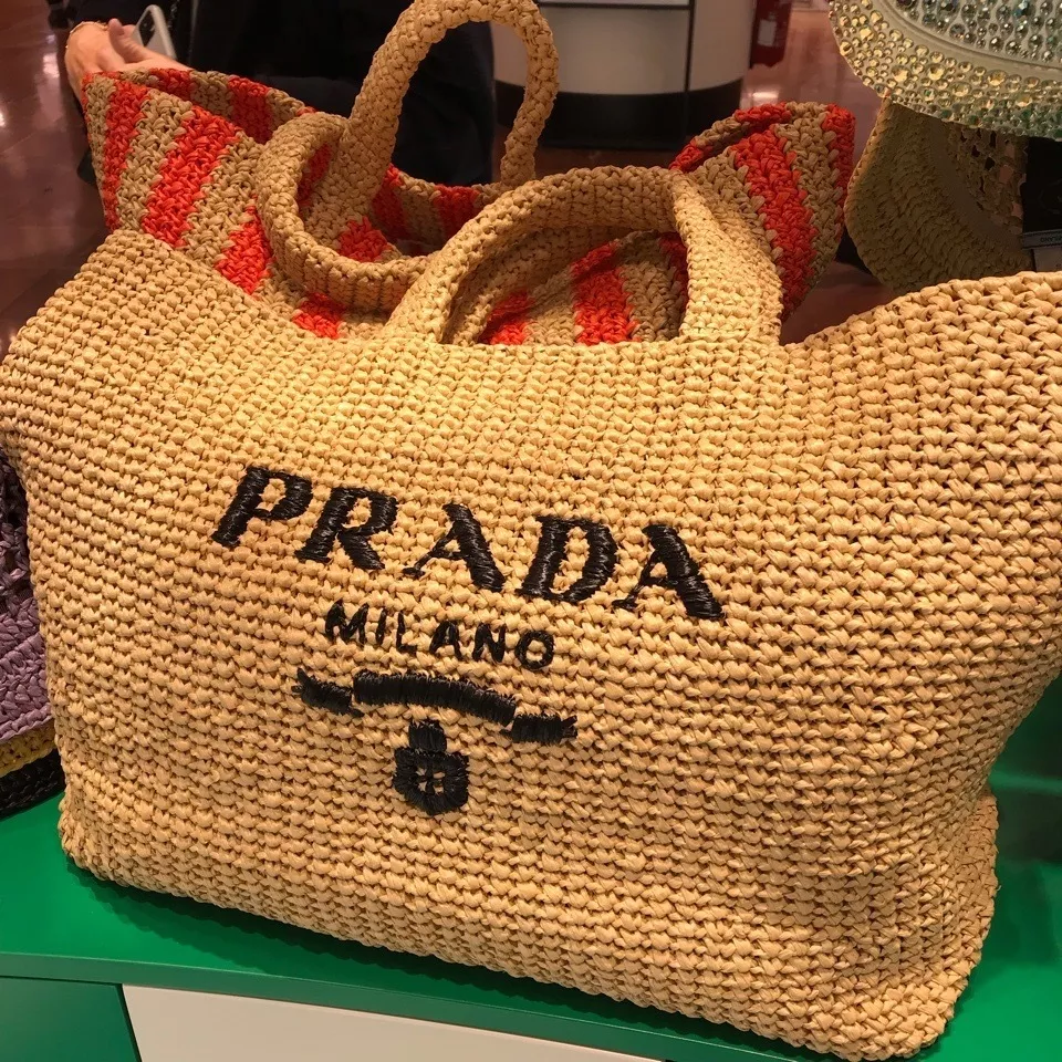 【PRADA】パリ限定！長澤まさみさん着用！夏らしいムードの大人気のラフィアトートバッグ！！-BRAND OFF