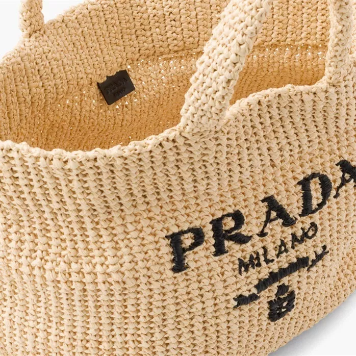 【PRADA】パリ限定！長澤まさみさん着用！夏らしいムードの大人気のラフィアトートバッグ！！-BRAND OFF