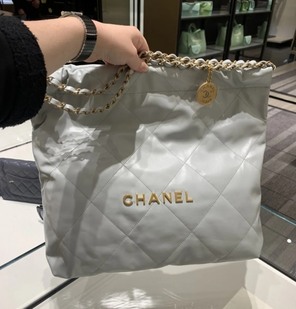 【芸能人多数愛用】人気沸騰CHANEL 22スモールトートバッグ-BRAND OFF
