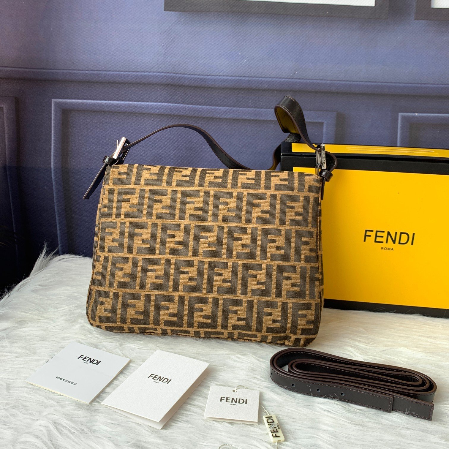 FENDI（フェンディ） メッセンジャーバッグ 30X24X5 CM-BRAND OFF