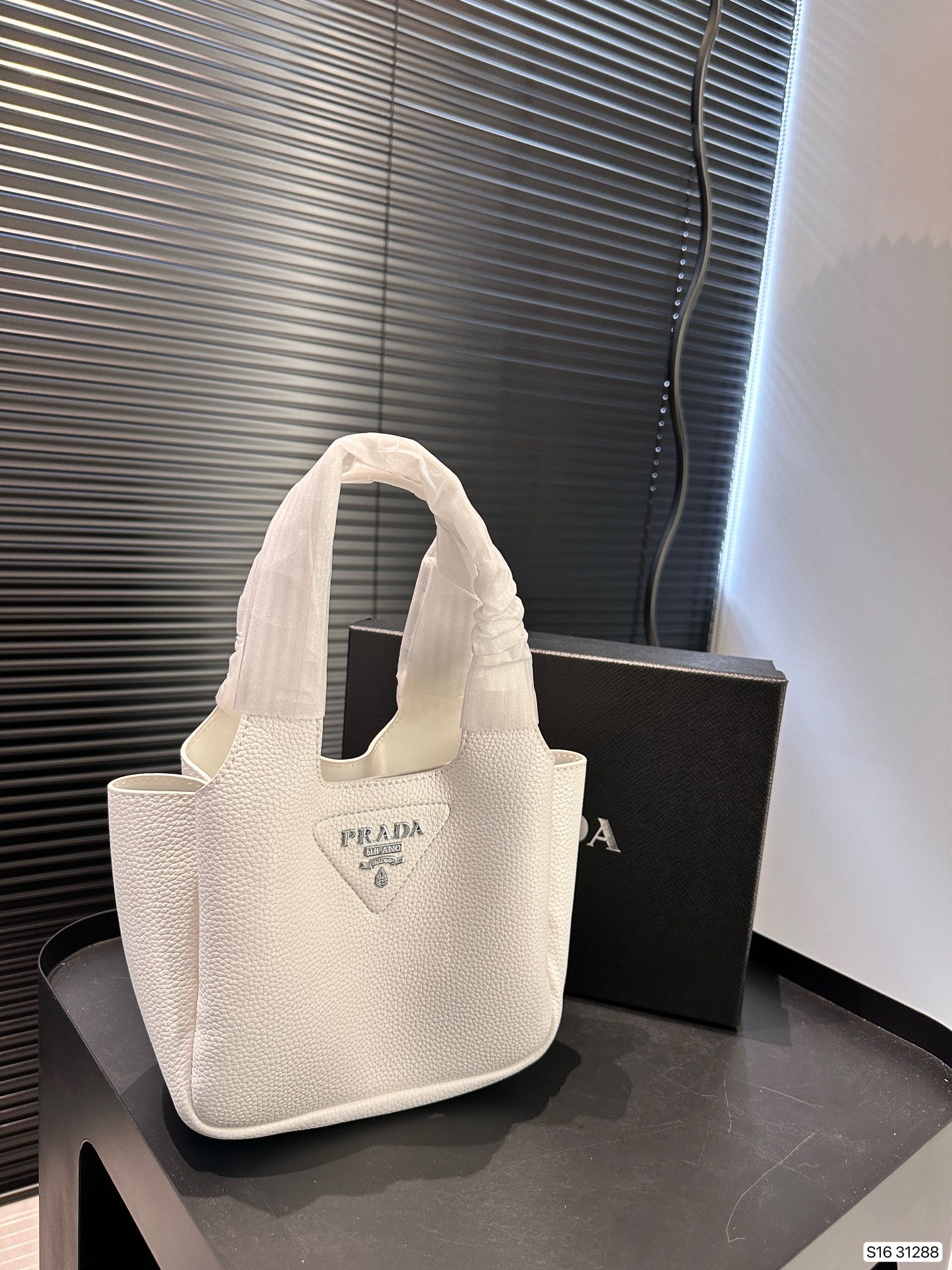 【PRADA 公式旗艦店】プラダ ハンドバッグ 当日出荷 好評に付き再入荷！17*15CM-BRAND OFF