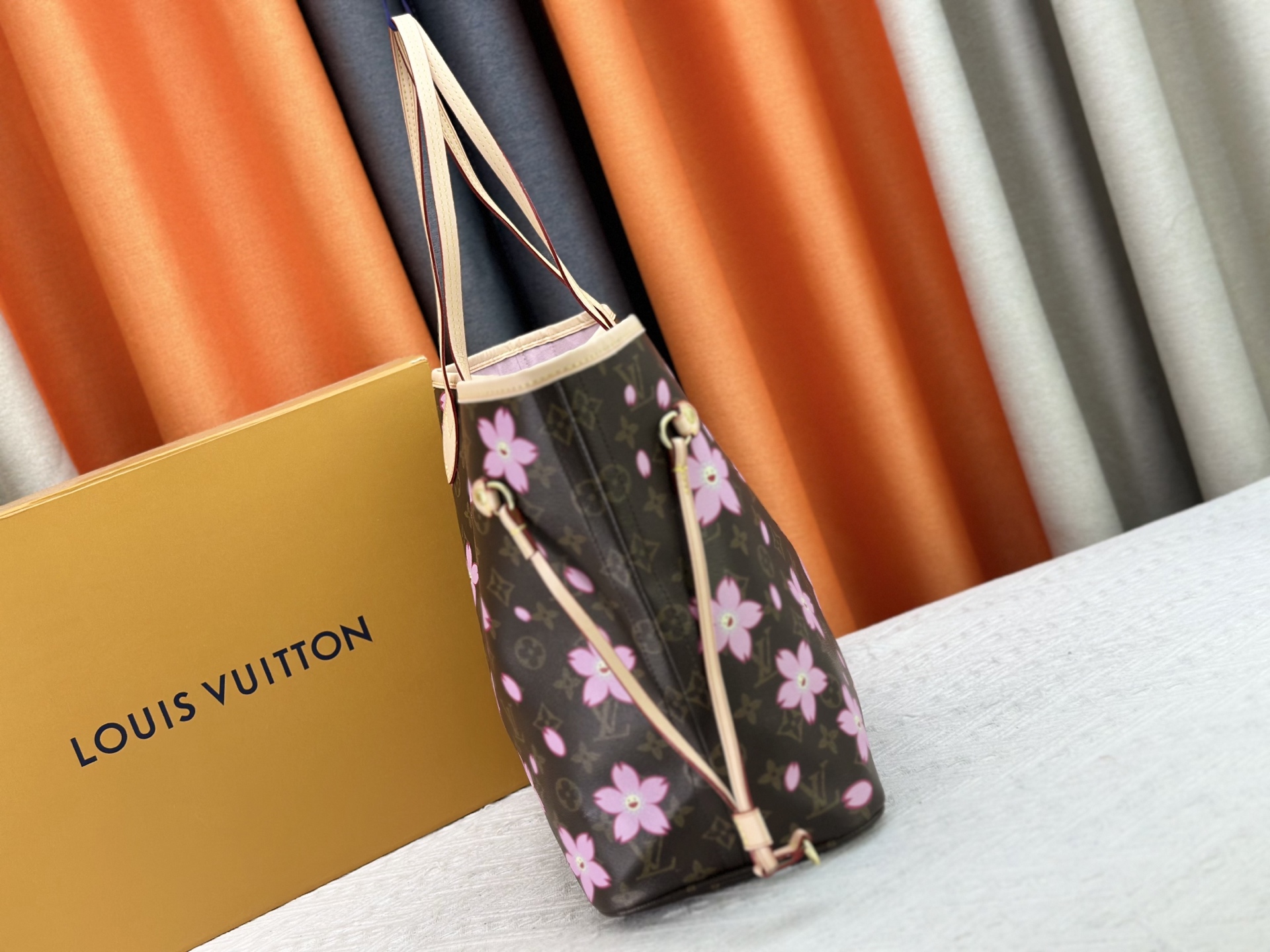 LOUIS VUITTON（ルイヴィトン）NEVERFULL ミドルサイズのハンドバッグ-BRAND OFF