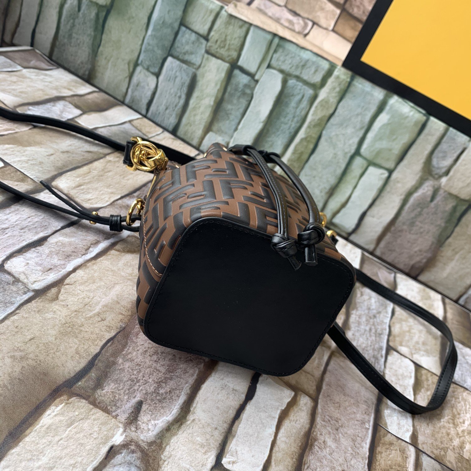 FENDI（フェンディ） メッセンジャーバッグ18X12X10CM-BRAND OFF