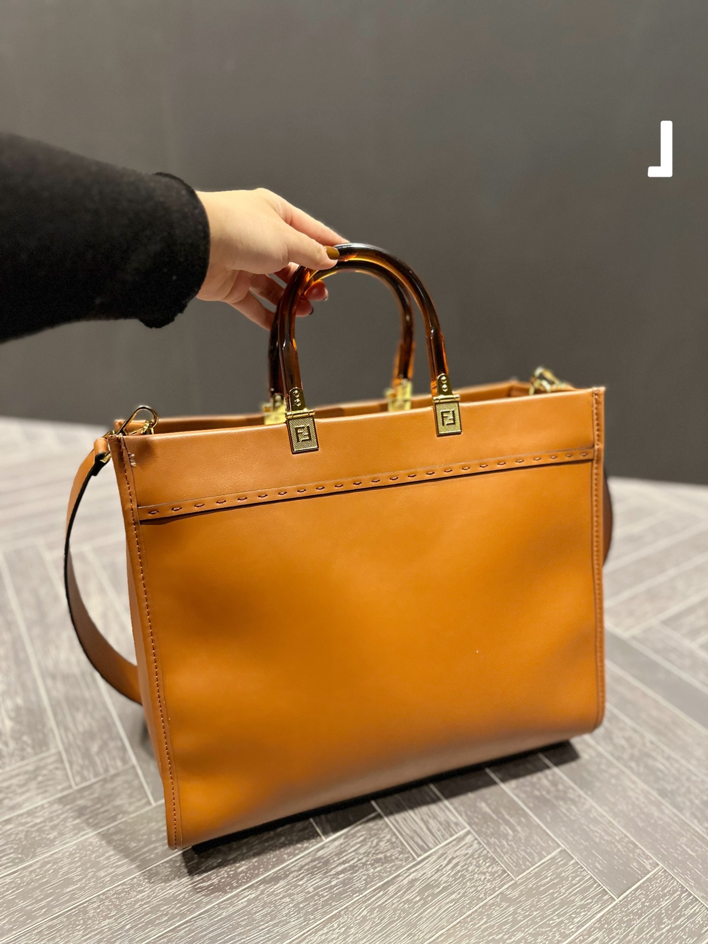 【FENDI 公式 旗艦店】 フェンディ ショルダーバッグ 当日出荷 好評に付き再入荷！23*11*22CM-BRAND OFF