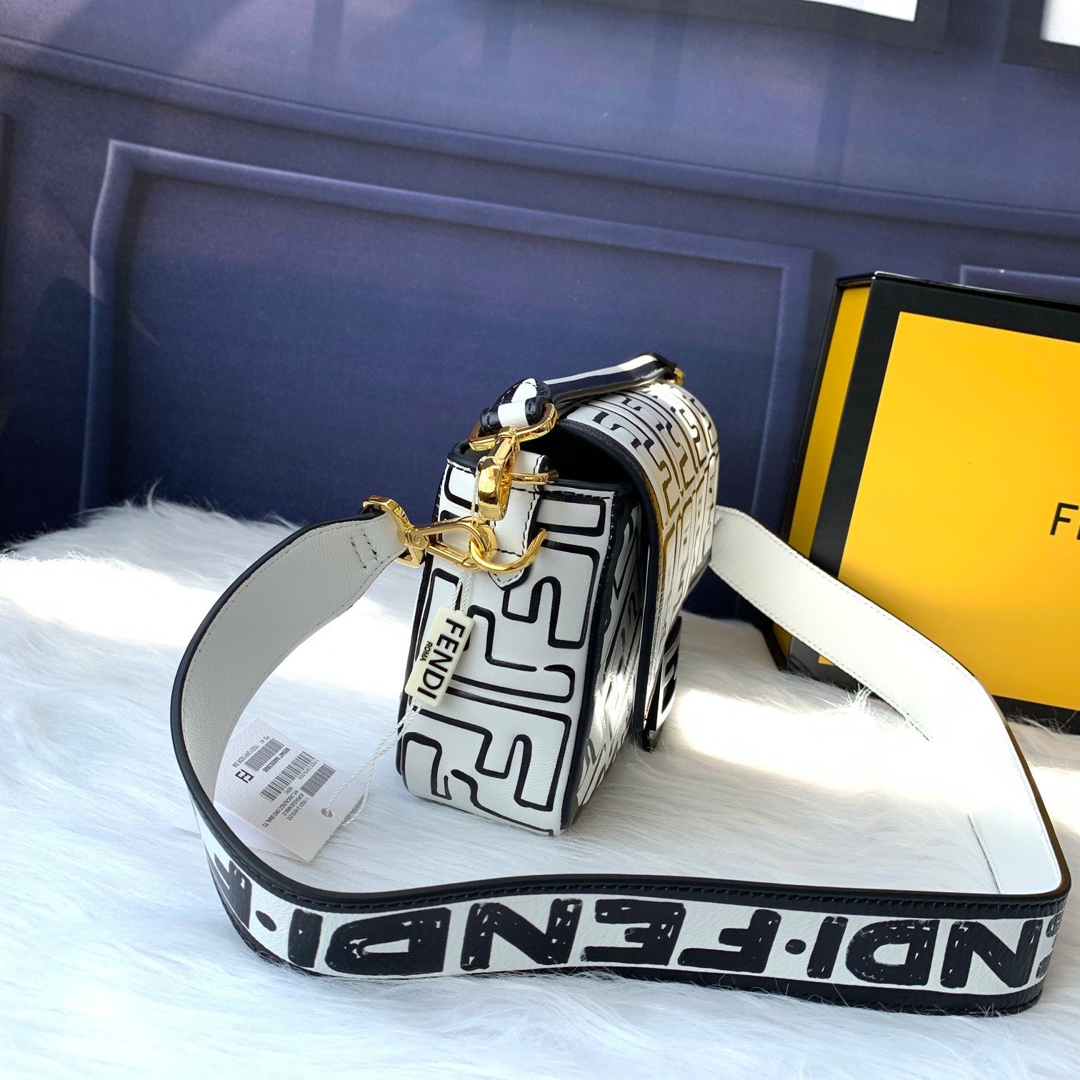 FENDI（フェンディ） メッセンジャーバッグ 26X14X4 CM-BRAND OFF