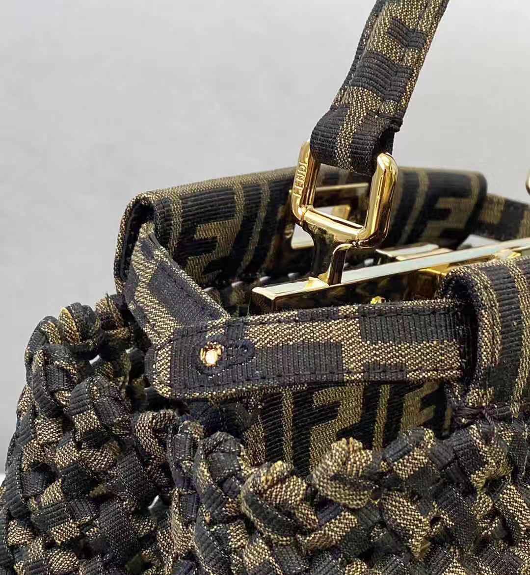 【FENDI公式 旗艦店】 フェンディ ショルダーバッグ 当日出荷 好評に付き再入荷！23*7*18CM-BRAND OFF