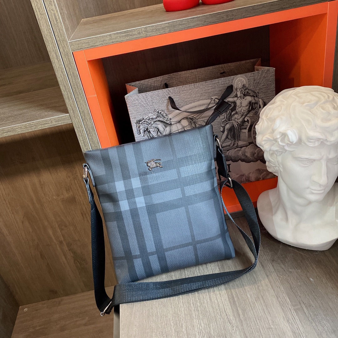 BURBERRY （バーバリー） メッセンジャーバッグ 25X23CM-BRAND OFF